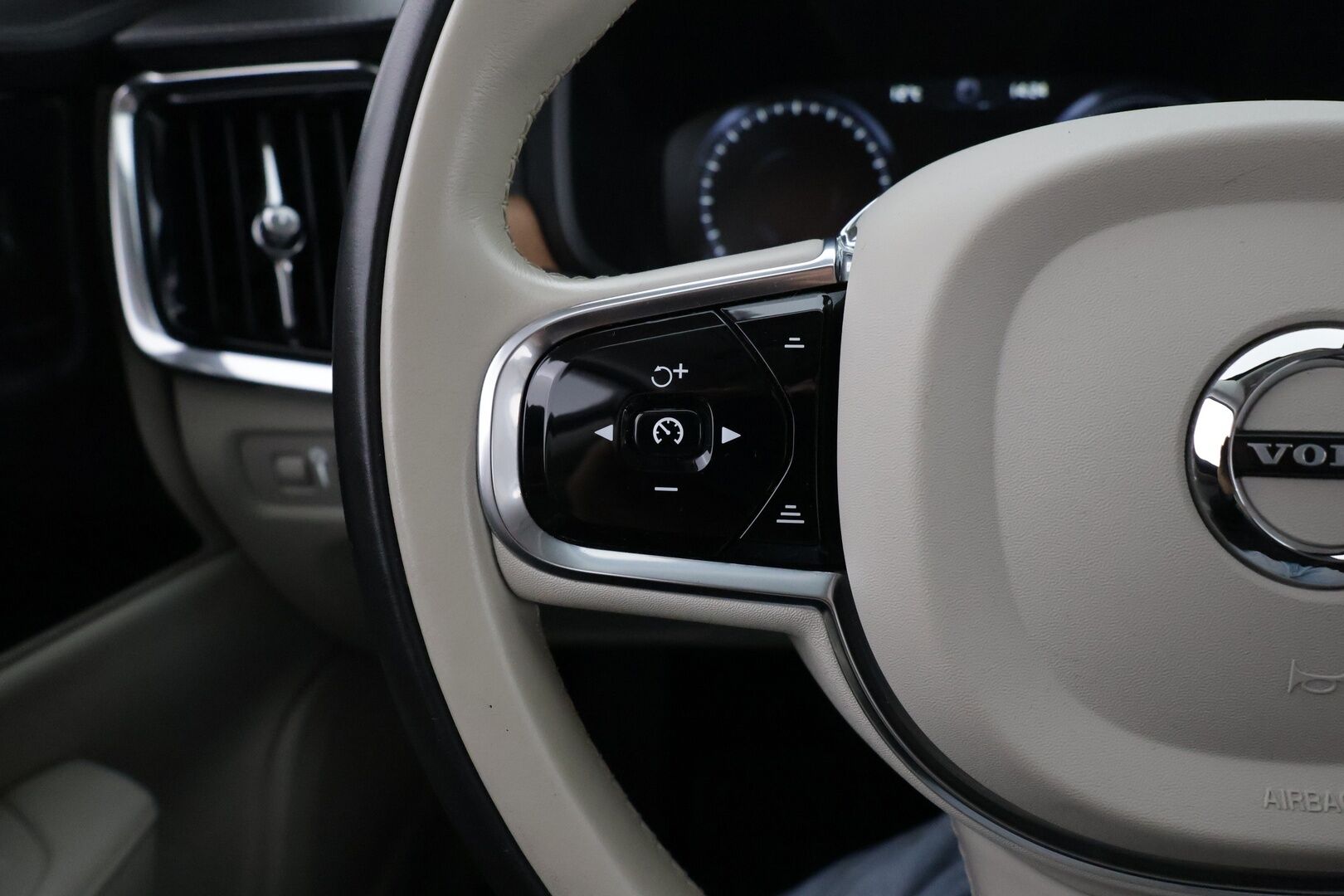 Volvo S90 2019 T8 AWD Business Inscription aut - PA-lisälämmitin / Pilot Assist / Harman/Kardon / Tutkat / Sporttipenkki Muistilla / KeylessGo / Vaalea nahkasisusta / Navi 