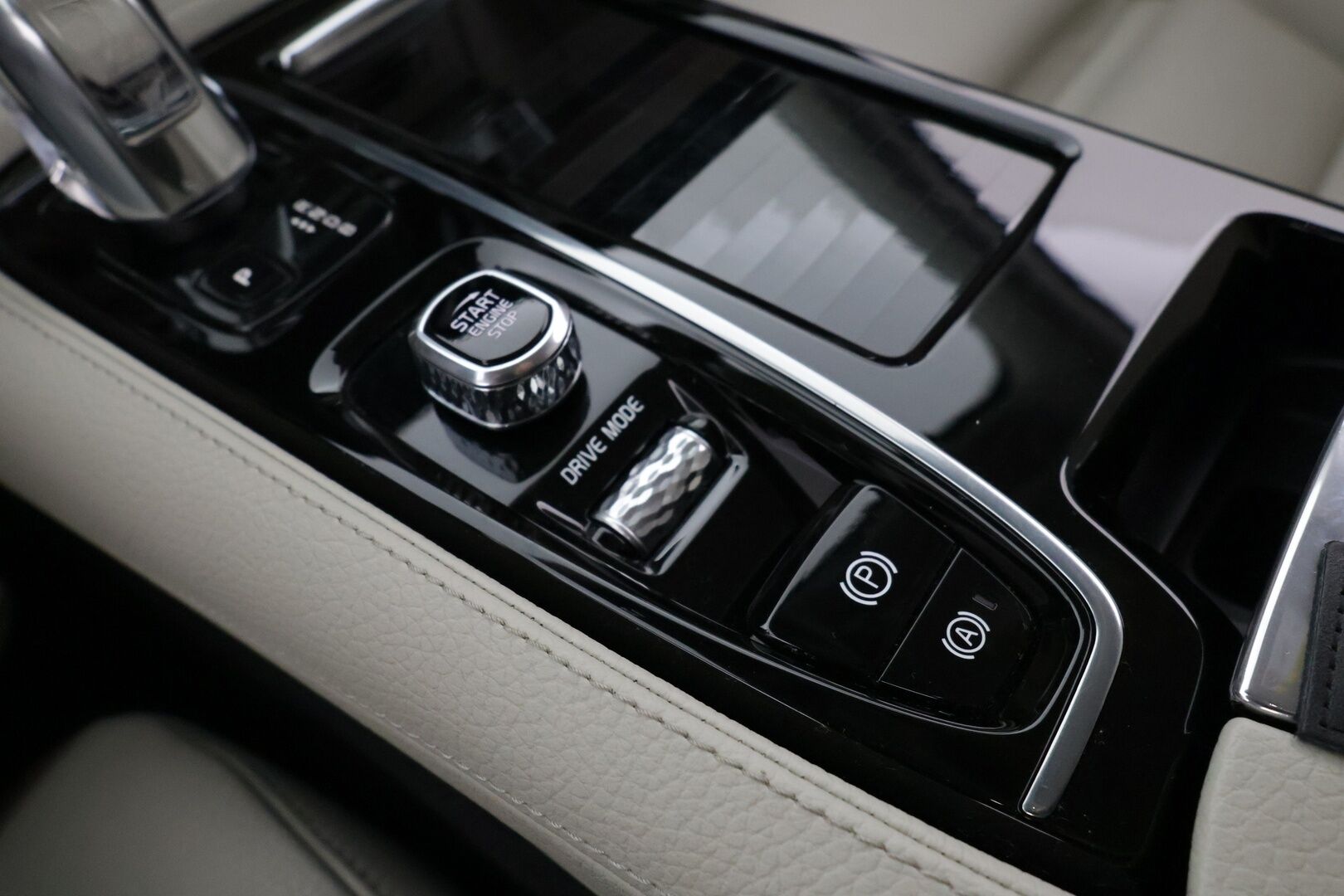 Volvo S90 2019 T8 AWD Business Inscription aut - PA-lisälämmitin / Pilot Assist / Harman/Kardon / Tutkat / Sporttipenkki Muistilla / KeylessGo / Vaalea nahkasisusta / Navi 