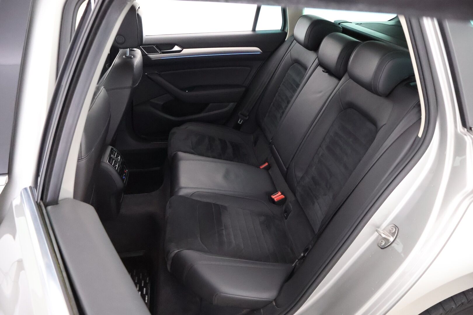 Volkswagen Passat 2016 Variant GTE Plug-In Hybrid 160 kW DSG-automaatti - Webasto / Adapt.Vakkari / Digimittari / Vetokoukku / Peruutuskamera / Nahka-Alcantara / Navi / KeylessGo / Huippuvarusteet / Jakopää tehty!