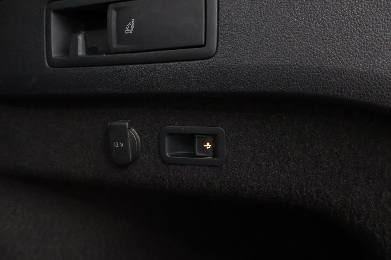 Volkswagen Passat 2016 Variant GTE Plug-In Hybrid 160 kW DSG-automaatti - Webasto / Adapt.Vakkari / Digimittari / Vetokoukku / Peruutuskamera / Nahka-Alcantara / Navi / KeylessGo / Huippuvarusteet / Jakopää tehty!