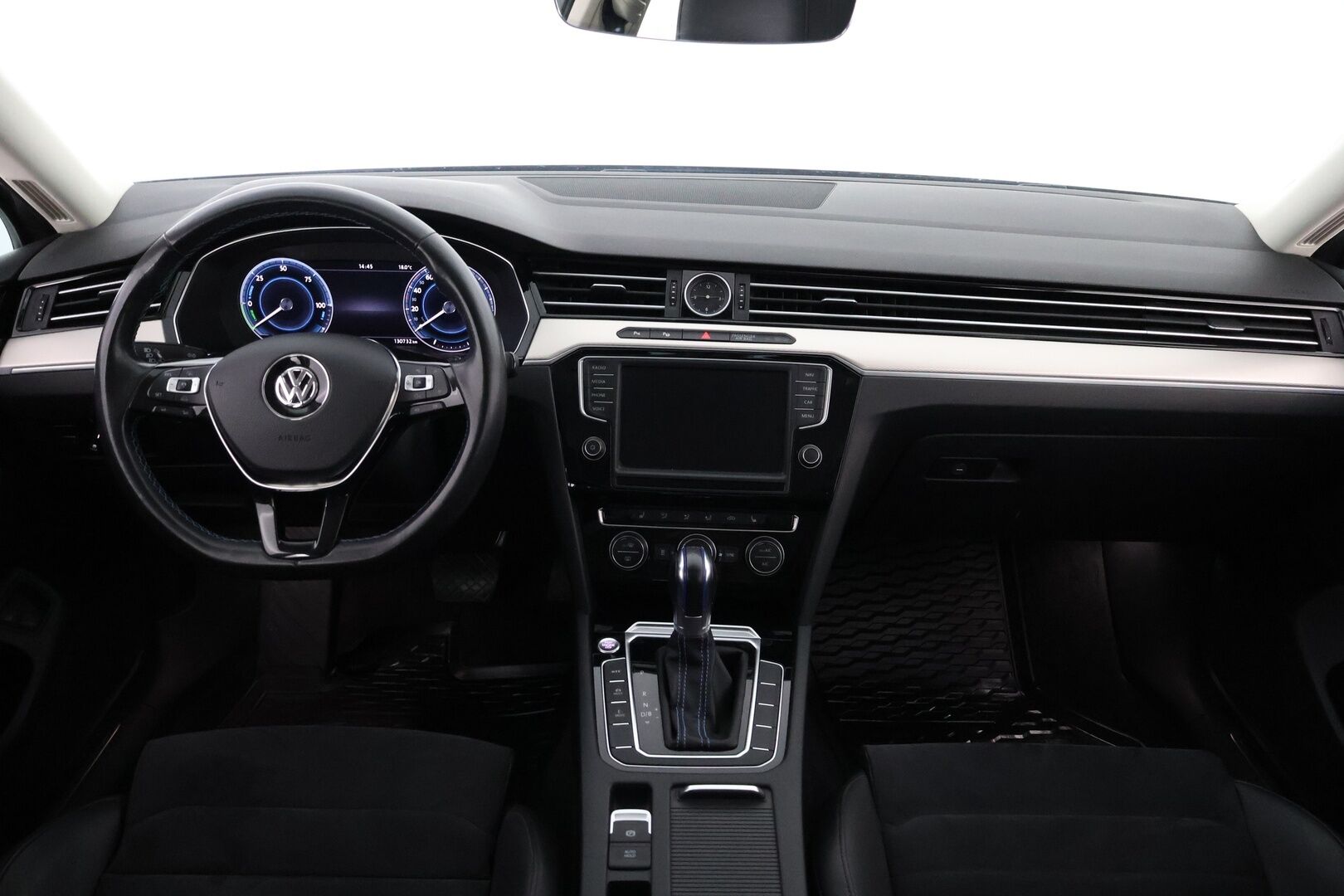 Volkswagen Passat 2016 Variant GTE Plug-In Hybrid 160 kW DSG-automaatti - Webasto / Adapt.Vakkari / Digimittari / Vetokoukku / Peruutuskamera / Nahka-Alcantara / Navi / KeylessGo / Huippuvarusteet / Jakopää tehty!