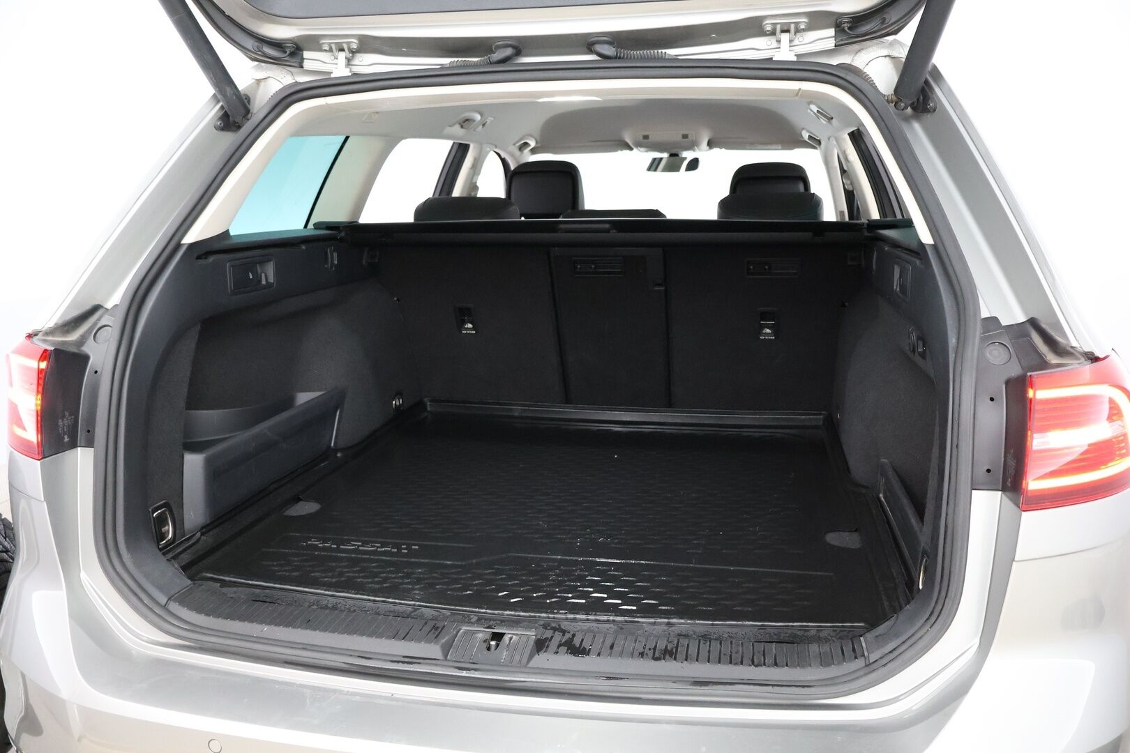 Volkswagen Passat 2016 Variant GTE Plug-In Hybrid 160 kW DSG-automaatti - Webasto / Adapt.Vakkari / Digimittari / Vetokoukku / Peruutuskamera / Nahka-Alcantara / Navi / KeylessGo / Huippuvarusteet / Jakopää tehty!