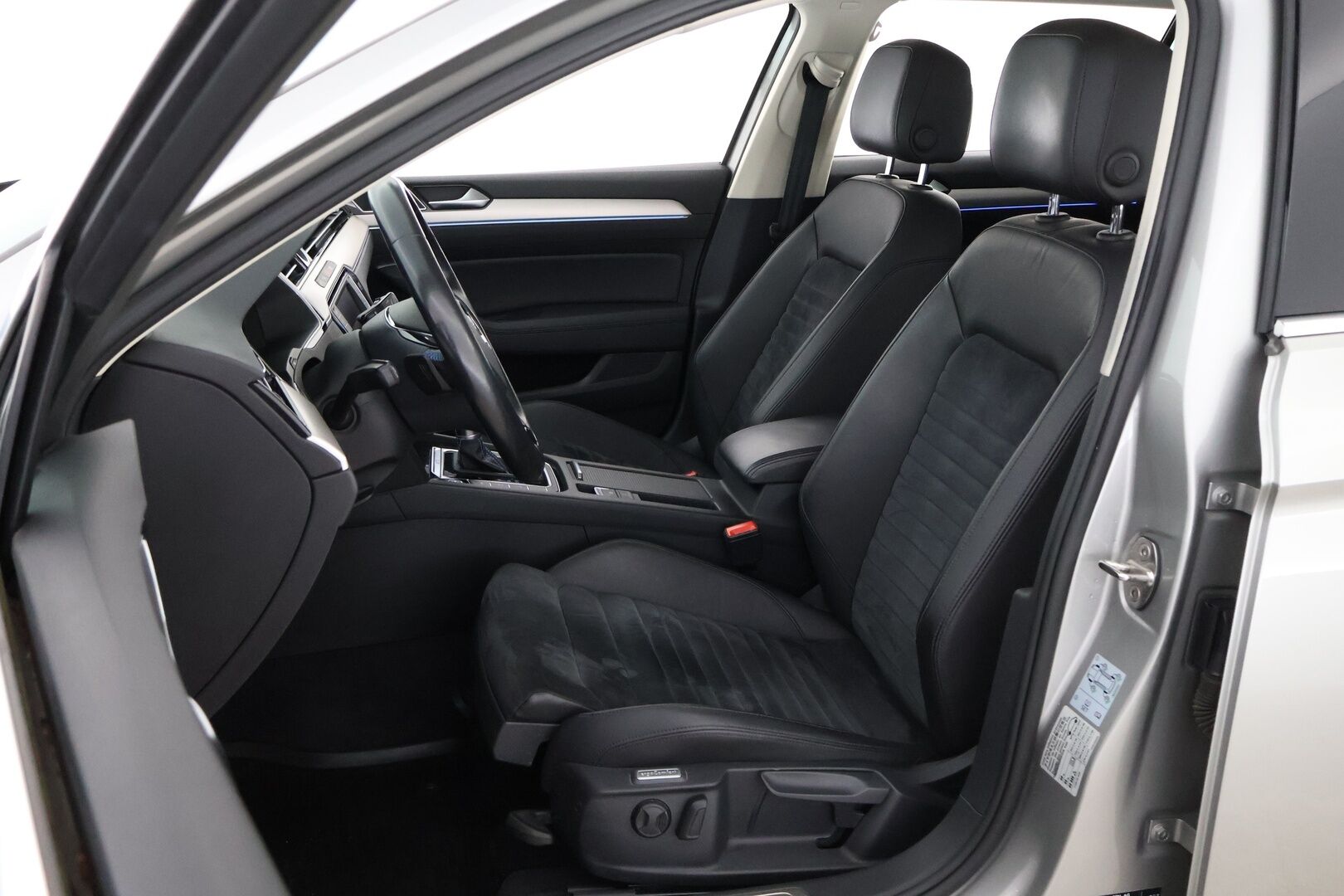 Volkswagen Passat 2016 Variant GTE Plug-In Hybrid 160 kW DSG-automaatti - Webasto / Adapt.Vakkari / Digimittari / Vetokoukku / Peruutuskamera / Nahka-Alcantara / Navi / KeylessGo / Huippuvarusteet / Jakopää tehty!