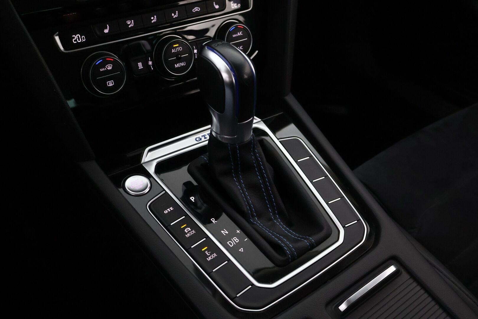 Volkswagen Passat 2016 Variant GTE Plug-In Hybrid 160 kW DSG-automaatti - Webasto / Adapt.Vakkari / Digimittari / Vetokoukku / Peruutuskamera / Nahka-Alcantara / Navi / KeylessGo / Huippuvarusteet / Jakopää tehty!