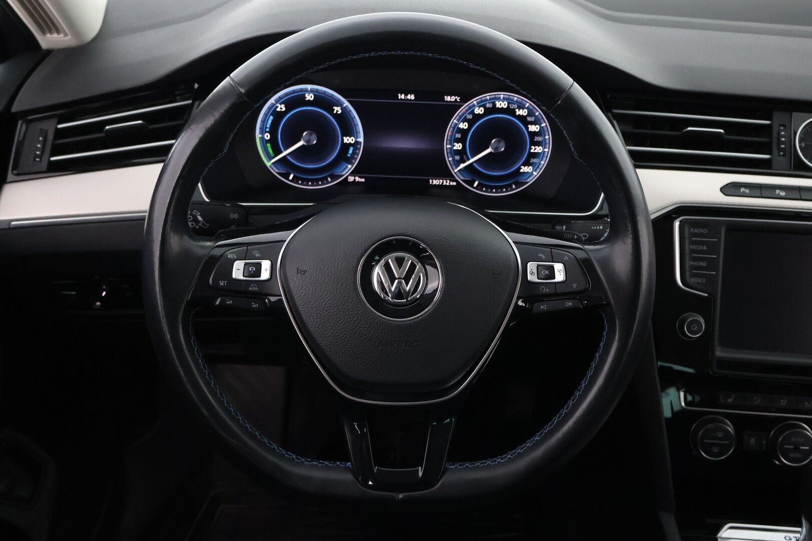 Volkswagen Passat 2016 Variant GTE Plug-In Hybrid 160 kW DSG-automaatti - Webasto / Adapt.Vakkari / Digimittari / Vetokoukku / Peruutuskamera / Nahka-Alcantara / Navi / KeylessGo / Huippuvarusteet / Jakopää tehty!