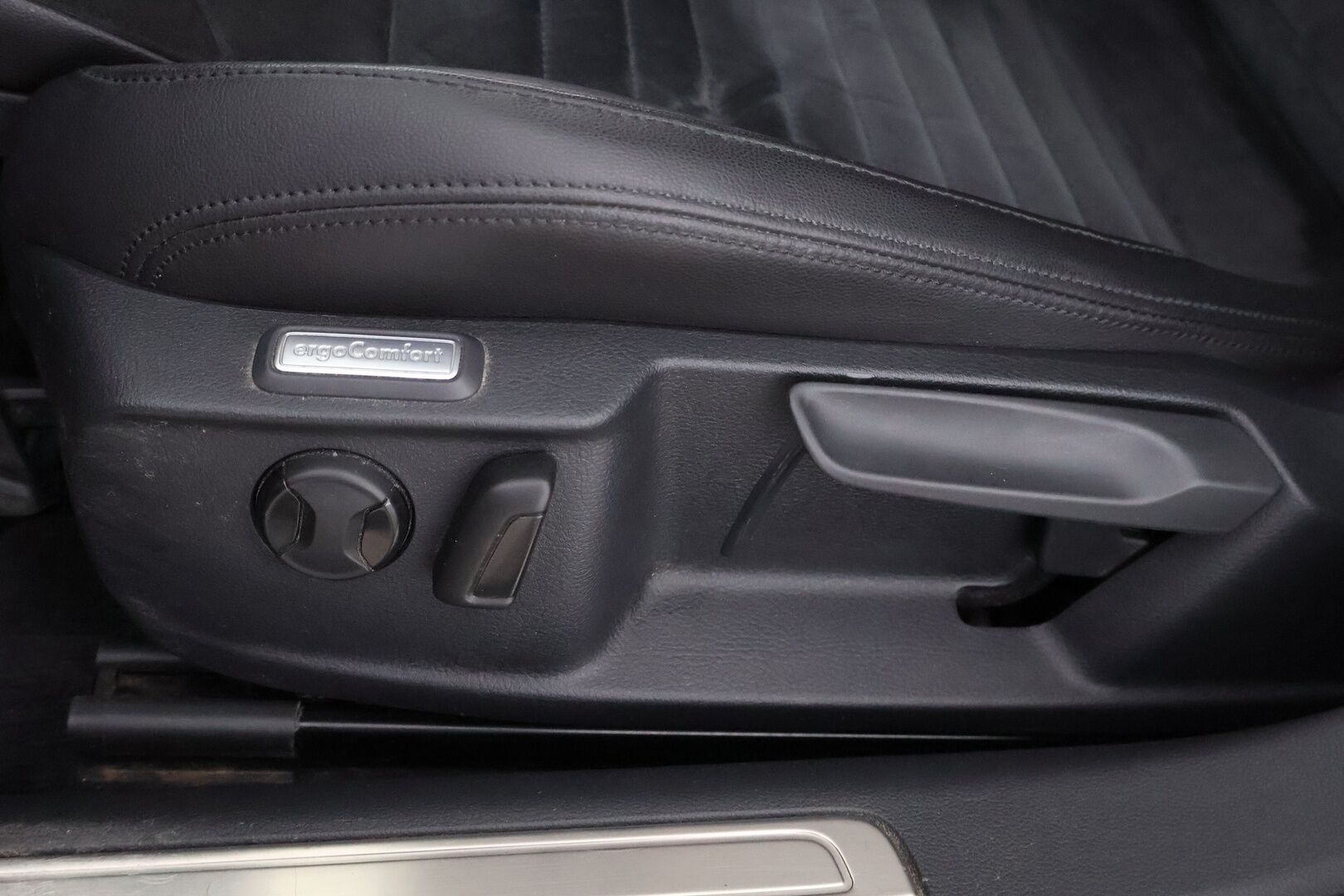Volkswagen Passat 2016 Variant GTE Plug-In Hybrid 160 kW DSG-automaatti - Webasto / Adapt.Vakkari / Digimittari / Vetokoukku / Peruutuskamera / Nahka-Alcantara / Navi / KeylessGo / Huippuvarusteet / Jakopää tehty!
