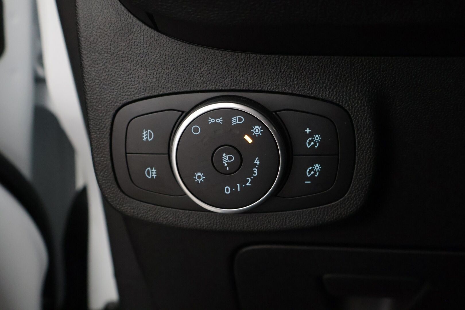 Ford Fiesta 2019 1,0 EcoBoost 100hv A6 ST-Line 5-ovinen**Tutka / Vakkari / Lohko / Lämmitettävä ratti** - Kahdet renkaat vanteineen / Jakopää tehty 02/25 