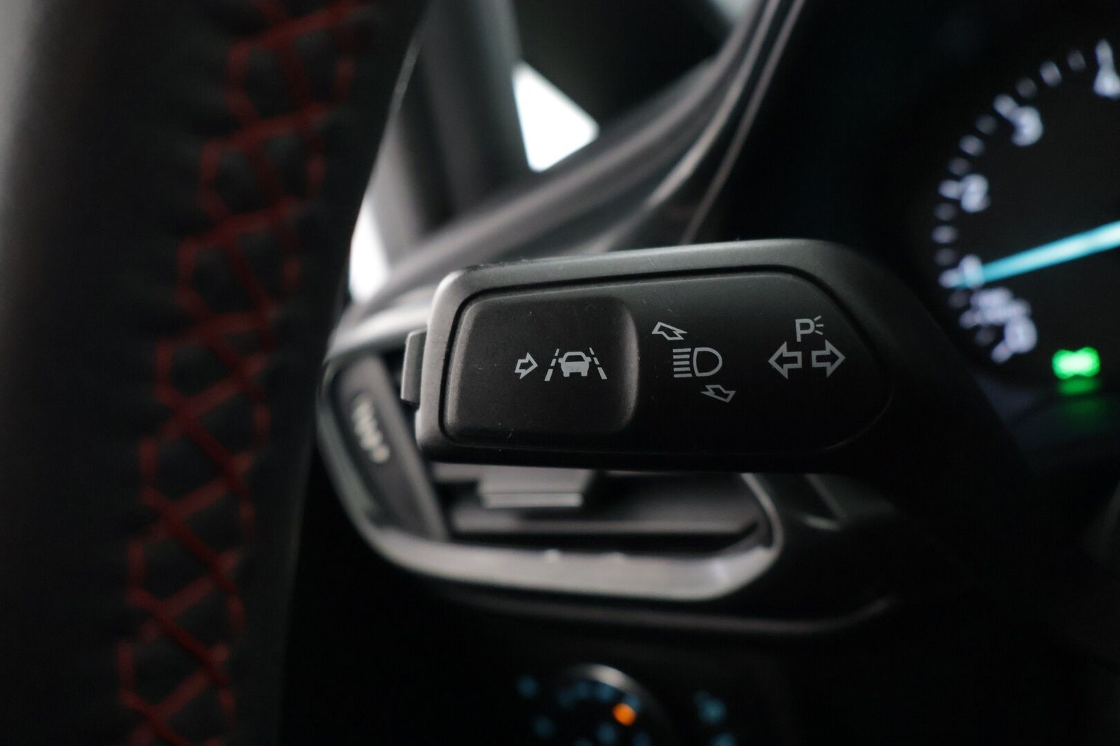 Ford Fiesta 2019 1,0 EcoBoost 100hv A6 ST-Line 5-ovinen**Tutka / Vakkari / Lohko / Lämmitettävä ratti** - Kahdet renkaat vanteineen / Jakopää tehty 02/25 