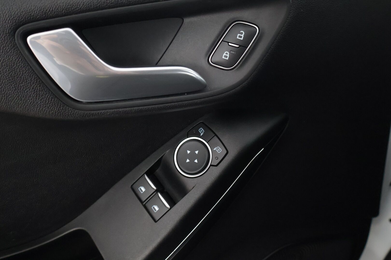 Ford Fiesta 2019 1,0 EcoBoost 100hv A6 ST-Line 5-ovinen**Tutka / Vakkari / Lohko / Lämmitettävä ratti** - Kahdet renkaat vanteineen / Jakopää tehty 02/25 