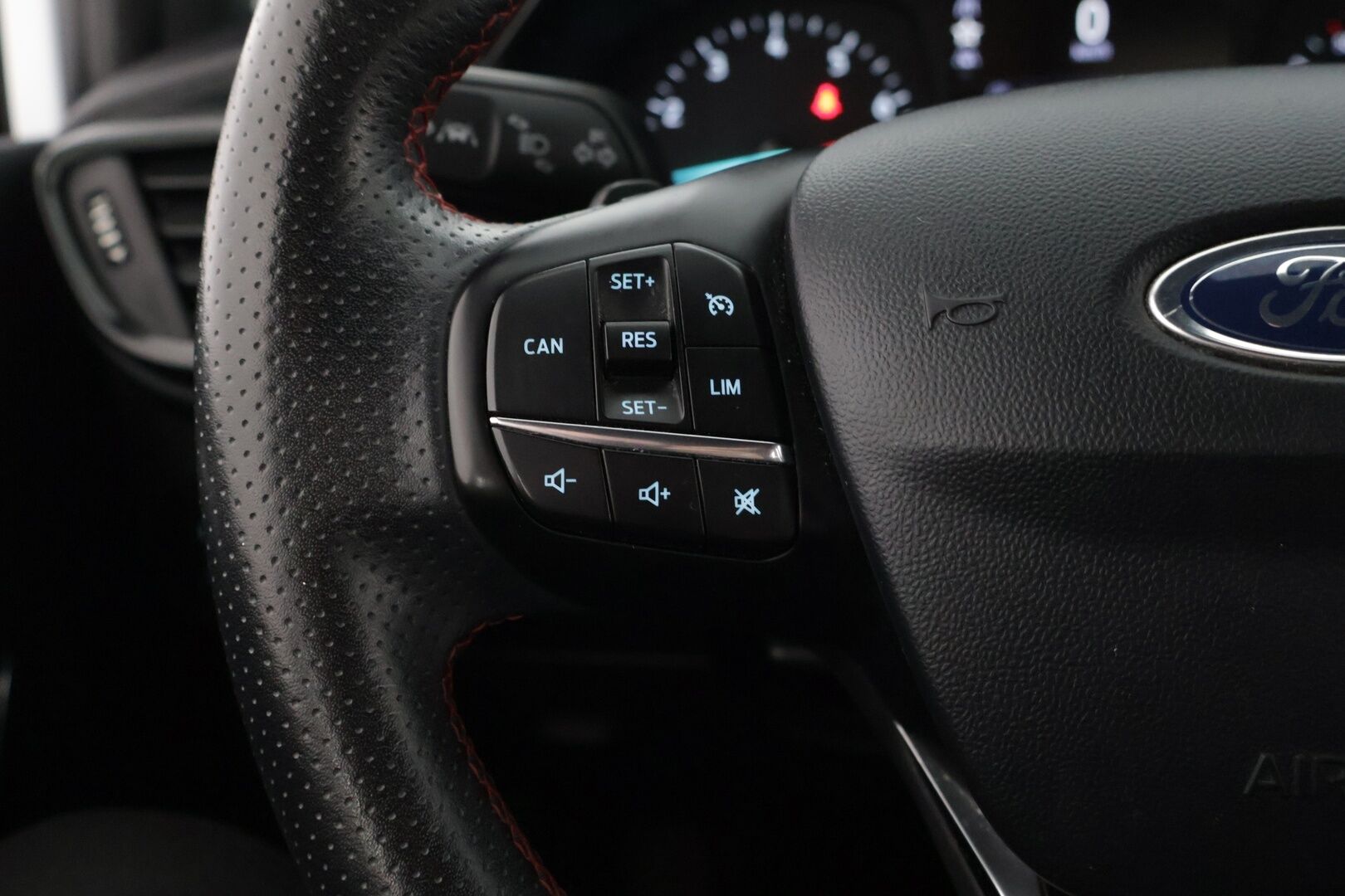 Ford Fiesta 2019 1,0 EcoBoost 100hv A6 ST-Line 5-ovinen**Tutka / Vakkari / Lohko / Lämmitettävä ratti** - Kahdet renkaat vanteineen / Jakopää tehty 02/25 