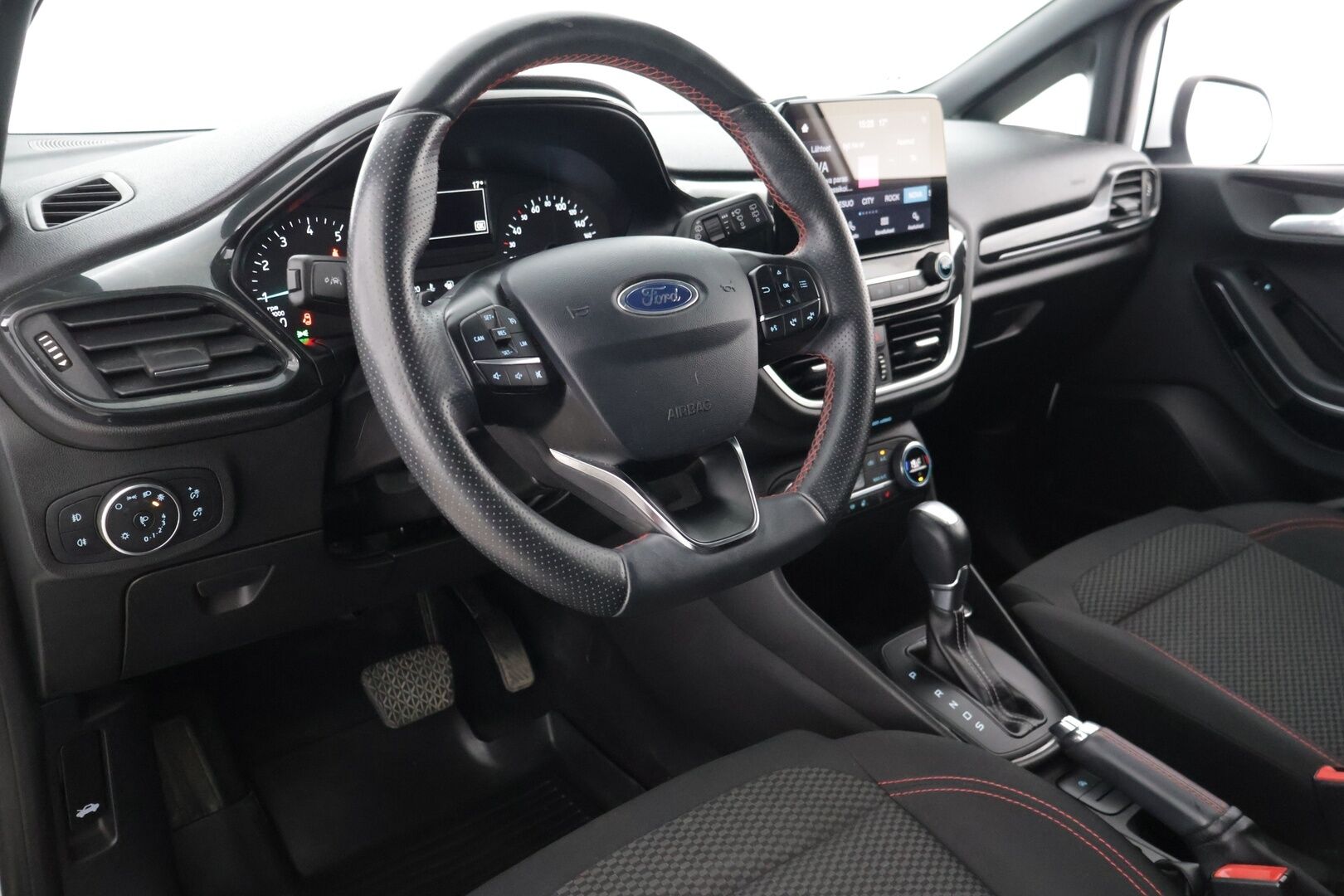 Ford Fiesta 2019 1,0 EcoBoost 100hv A6 ST-Line 5-ovinen**Tutka / Vakkari / Lohko / Lämmitettävä ratti** - Kahdet renkaat vanteineen / Jakopää tehty 02/25 
