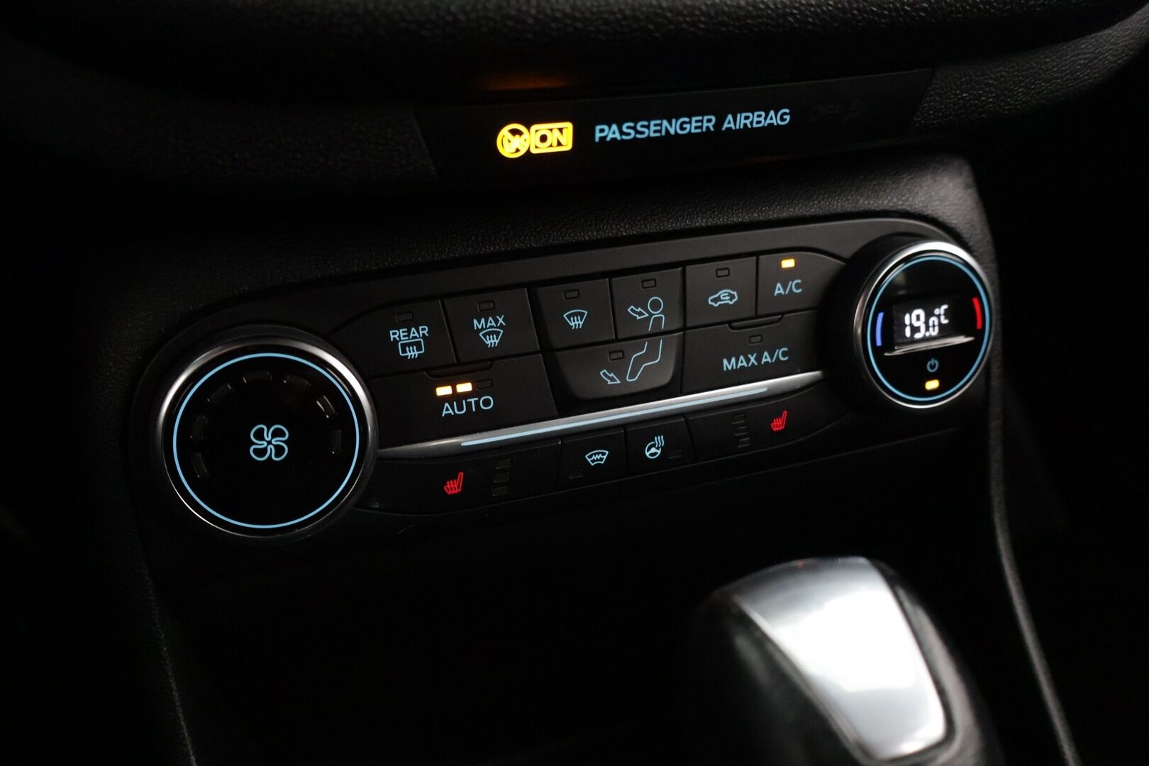 Ford Fiesta 2019 1,0 EcoBoost 100hv A6 ST-Line 5-ovinen**Tutka / Vakkari / Lohko / Lämmitettävä ratti** - Kahdet renkaat vanteineen / Jakopää tehty 02/25 