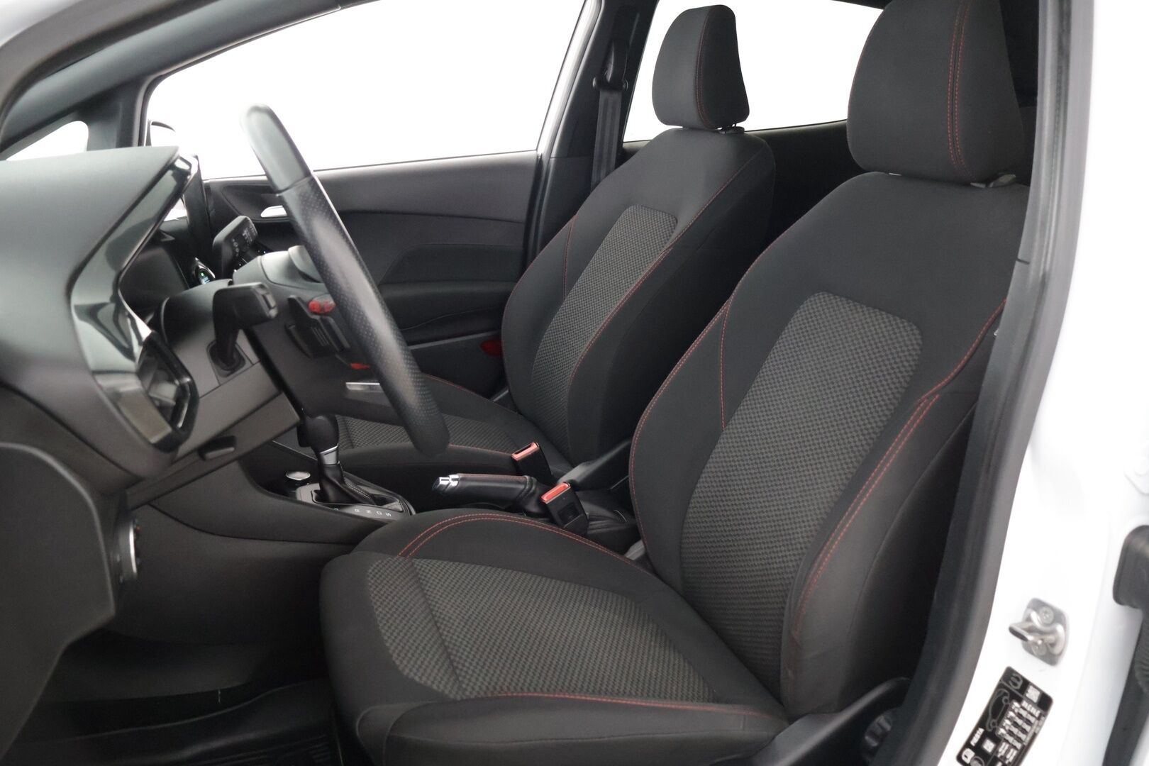Ford Fiesta 2019 1,0 EcoBoost 100hv A6 ST-Line 5-ovinen**Tutka / Vakkari / Lohko / Lämmitettävä ratti** - Kahdet renkaat vanteineen / Jakopää tehty 02/25 