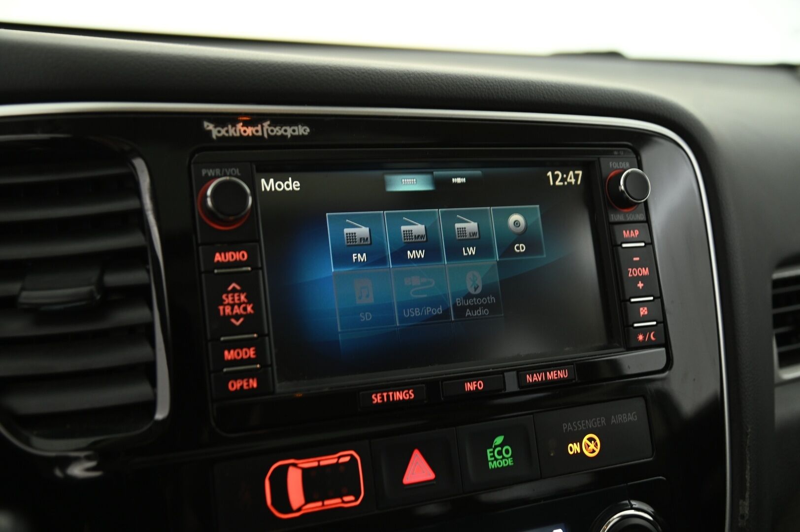 Mitsubishi Outlander 2014 OUTLANDER * Koukku / Navi / Nahka / Etä lämmitin / Rockford / MYYDÄÄN HUUTOKAUPAT.COM