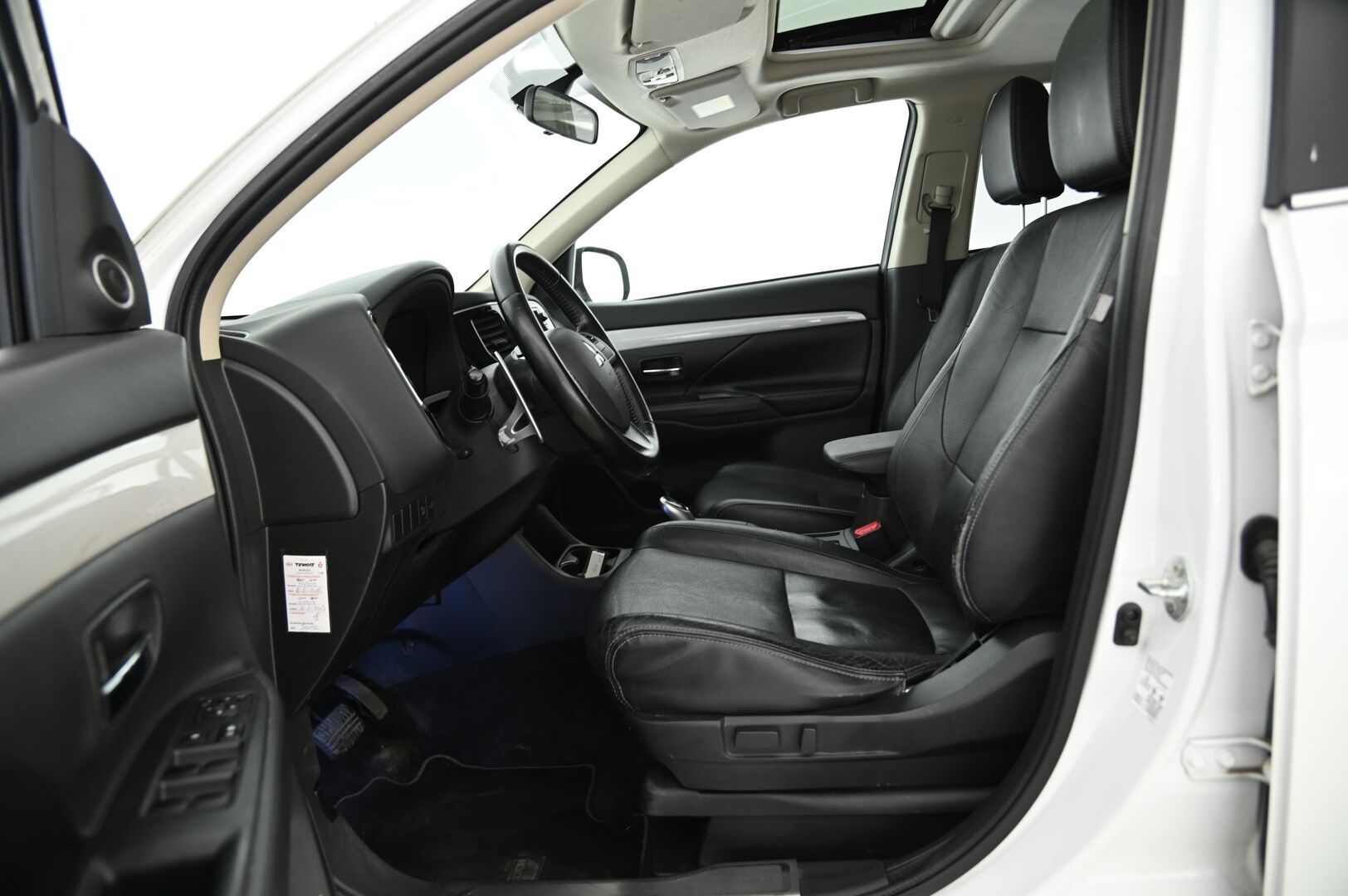 Mitsubishi Outlander 2014 OUTLANDER * Koukku / Navi / Nahka / Etä lämmitin / Rockford / MYYDÄÄN HUUTOKAUPAT.COM