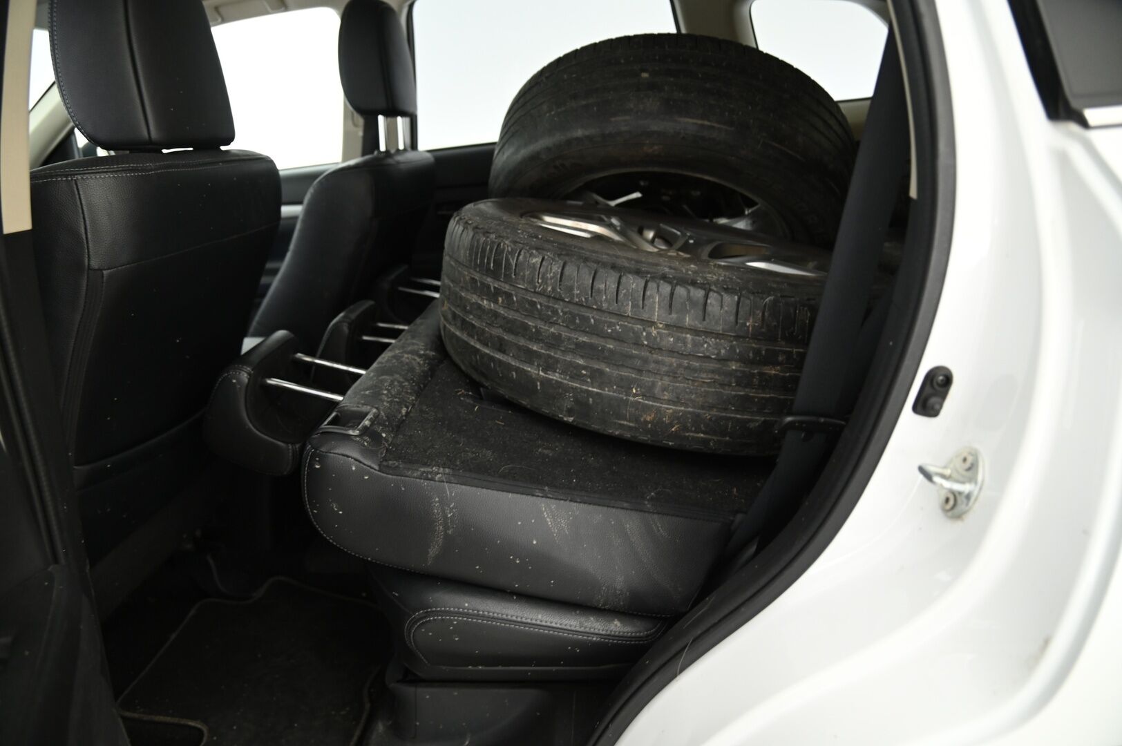 Mitsubishi Outlander 2014 OUTLANDER * Koukku / Navi / Nahka / Etä lämmitin / Rockford / MYYDÄÄN HUUTOKAUPAT.COM