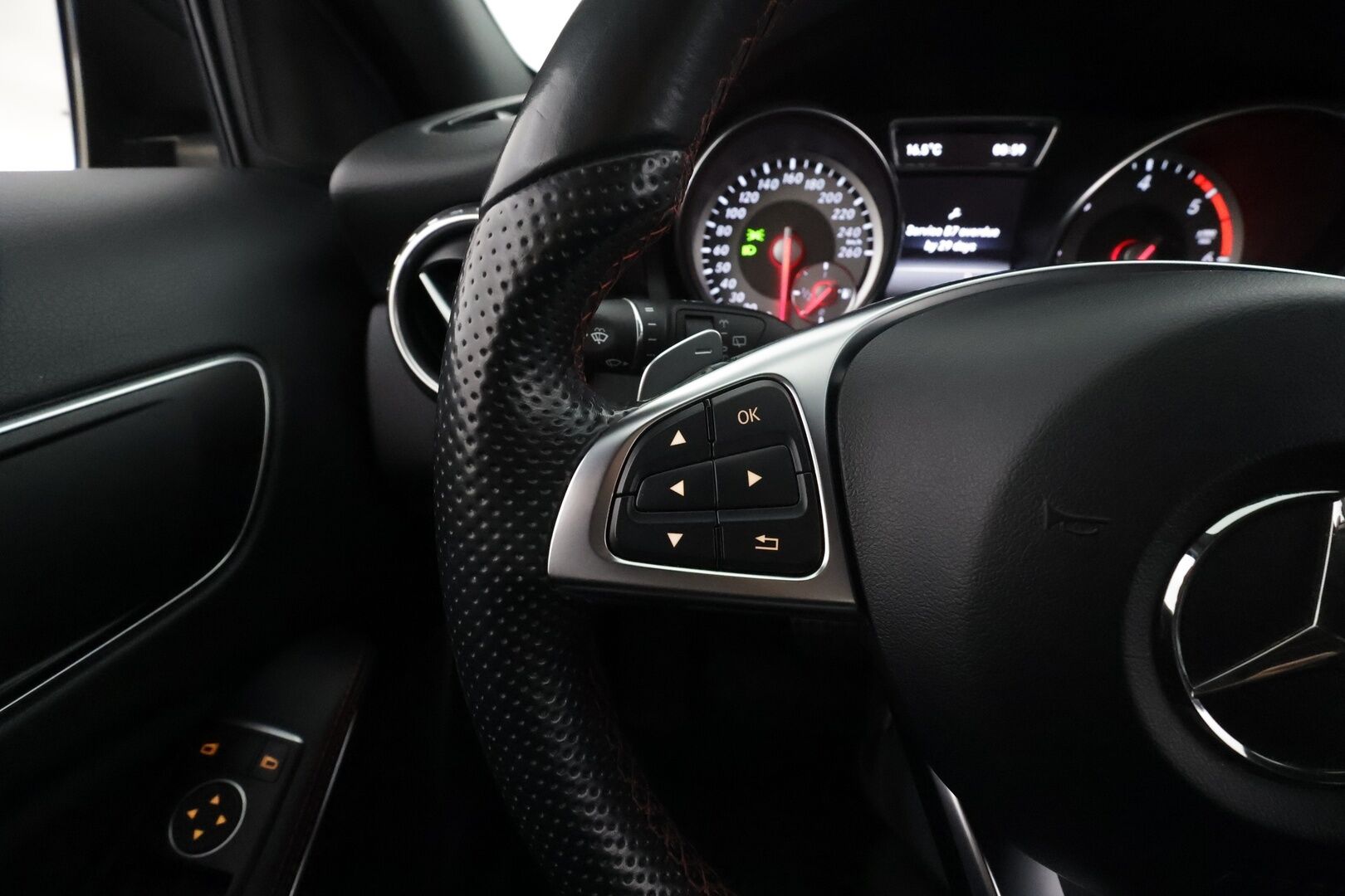 Mercedes-Benz GLA 2017 200 d 4Matic A AMG Line * Vakkari / Webasto / Bi-Xenon / P.tutkat / Sporttipenkit / Navi * - Kahdet renkaat aluvanteilla - HULLUT AVAJAISHULINAT KORKOTARJOUS 3,29 %