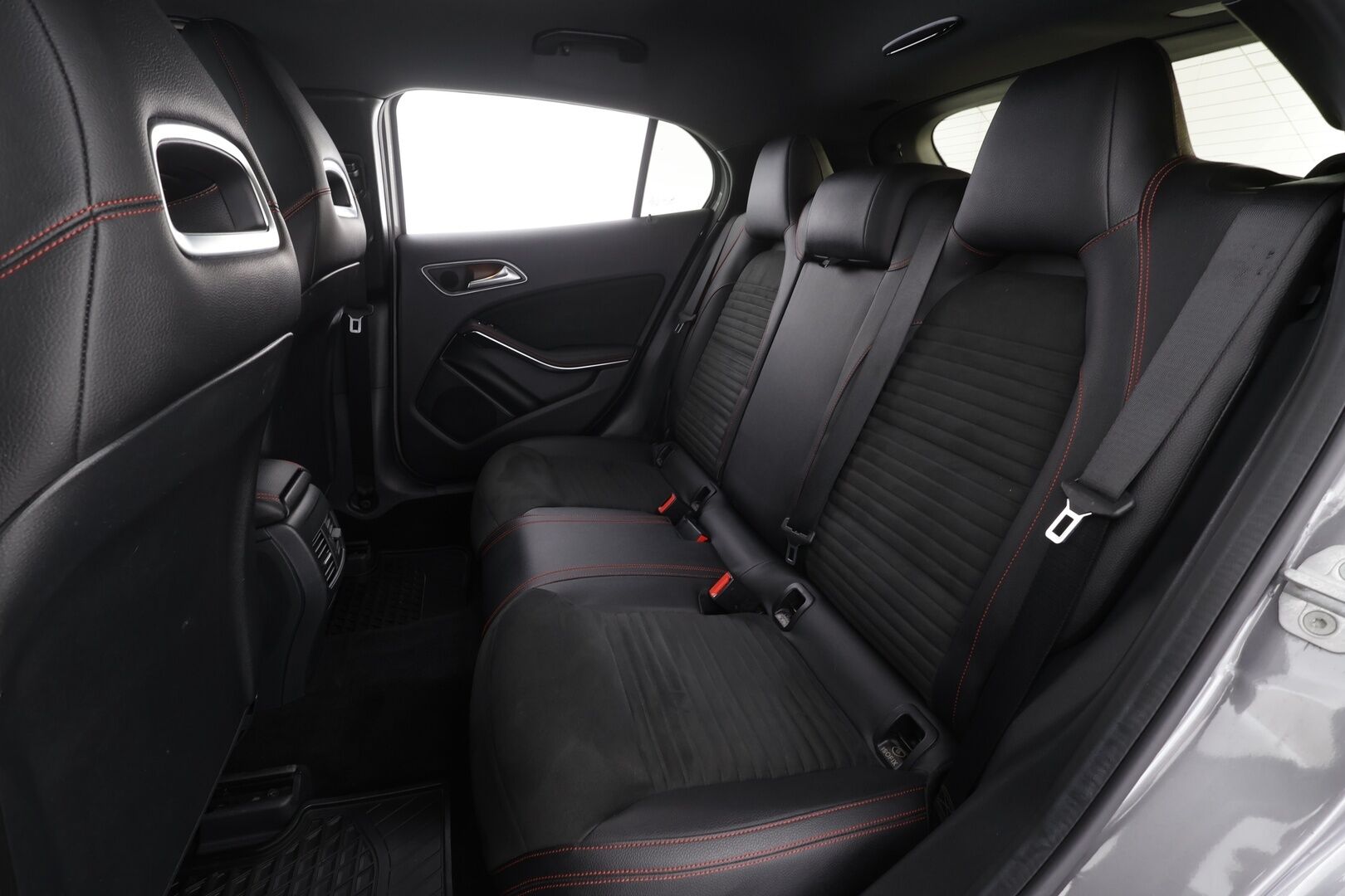 Mercedes-Benz GLA 2017 200 d 4Matic A AMG Line * Vakkari / Webasto / Bi-Xenon / P.tutkat / Sporttipenkit / Navi * - Kahdet renkaat aluvanteilla - HULLUT AVAJAISHULINAT KORKOTARJOUS 3,29 %