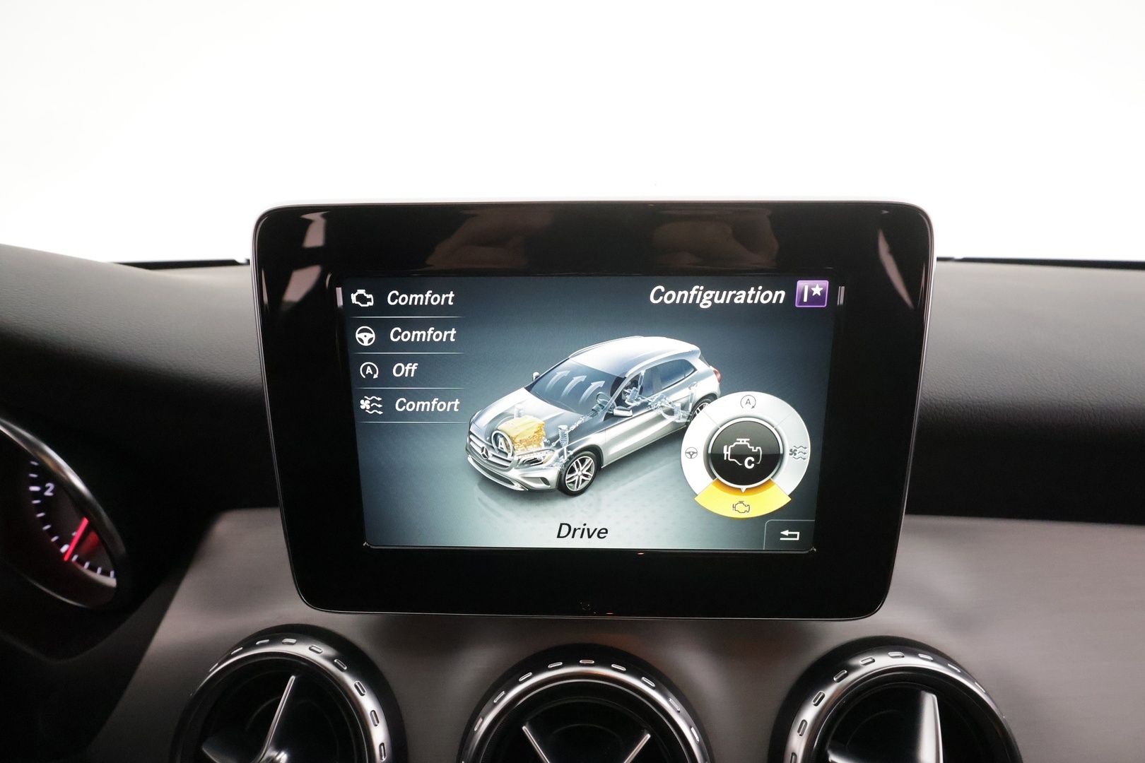 Mercedes-Benz GLA 2017 200 d 4Matic A AMG Line * Vakkari / Webasto / Bi-Xenon / P.tutkat / Sporttipenkit / Navi * - Kahdet renkaat aluvanteilla