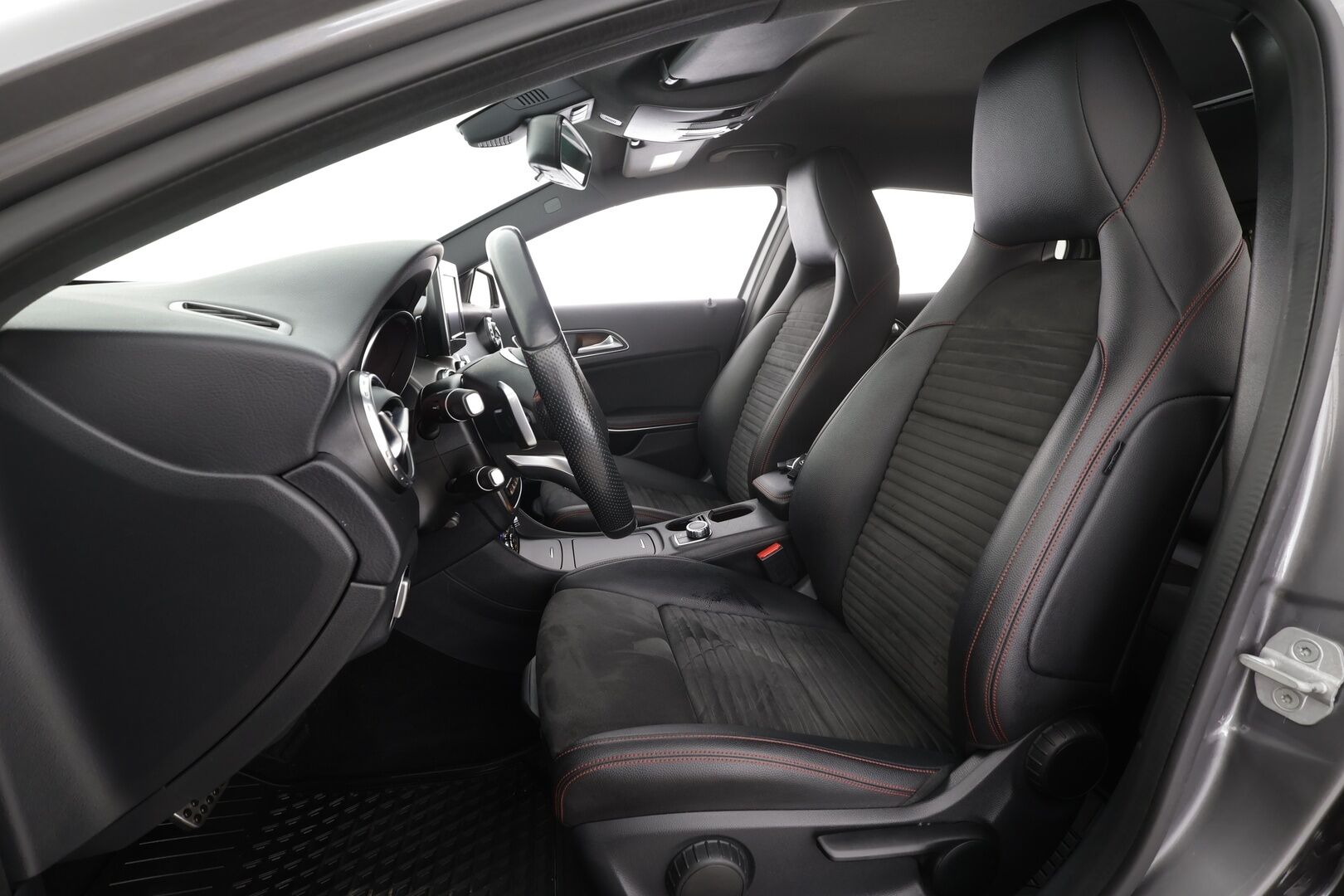 Mercedes-Benz GLA 2017 200 d 4Matic A AMG Line * Vakkari / Webasto / Bi-Xenon / P.tutkat / Sporttipenkit / Navi * - Kahdet renkaat aluvanteilla - HULLUT AVAJAISHULINAT KORKOTARJOUS 3,29 %