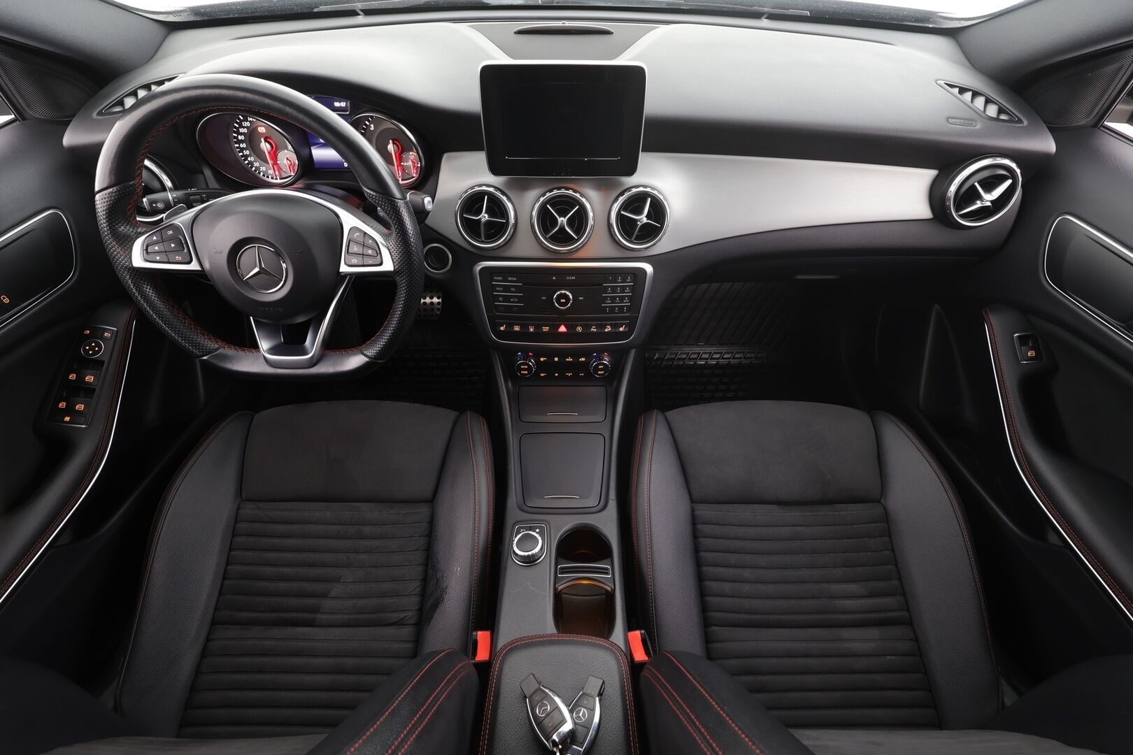 Mercedes-Benz GLA 2017 200 d 4Matic A AMG Line * Vakkari / Webasto / Bi-Xenon / P.tutkat / Sporttipenkit / Navi * - Kahdet renkaat aluvanteilla