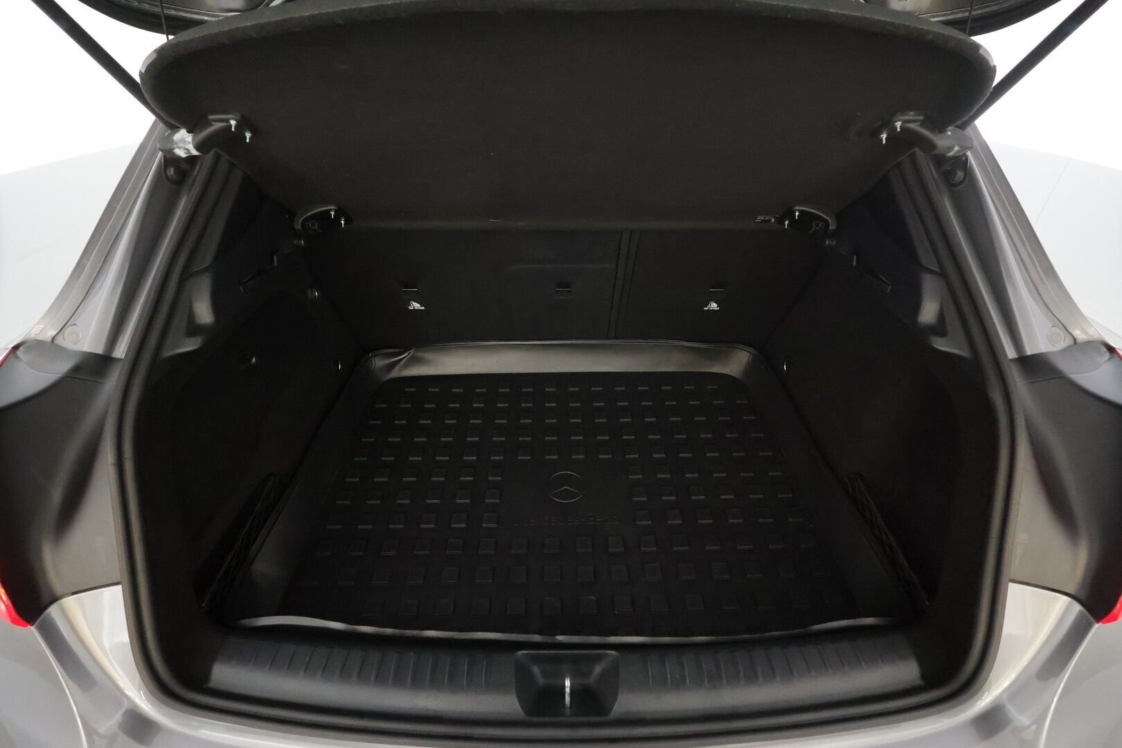 Mercedes-Benz GLA 2017 200 d 4Matic A AMG Line * Vakkari / Webasto / Bi-Xenon / P.tutkat / Sporttipenkit / Navi * - Kahdet renkaat aluvanteilla - HULLUT AVAJAISHULINAT KORKOTARJOUS 3,29 %