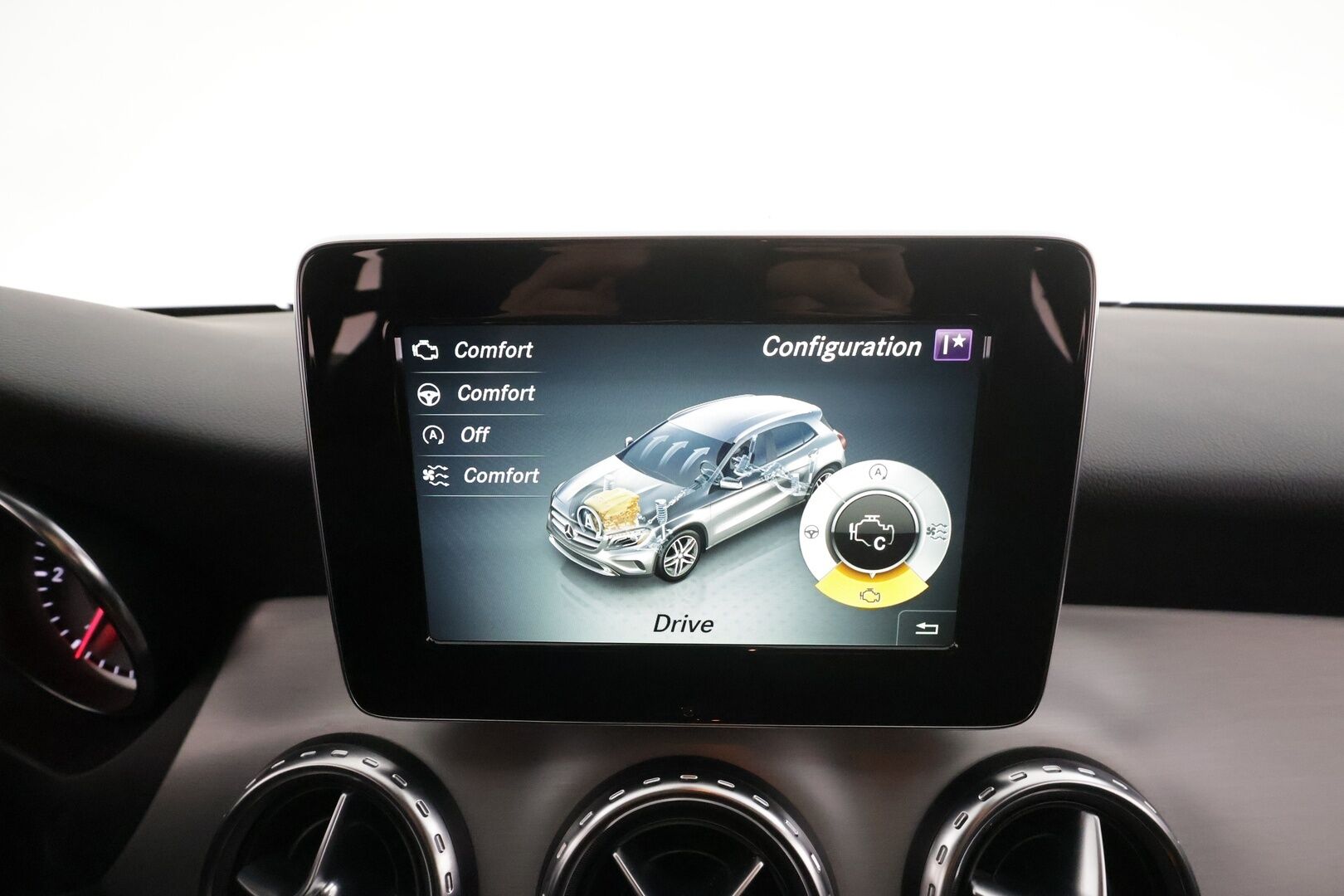 Mercedes-Benz GLA 2017 200 d 4Matic A AMG Line * Vakkari / Webasto / Bi-Xenon / P.tutkat / Sporttipenkit / Navi * - Kahdet renkaat aluvanteilla