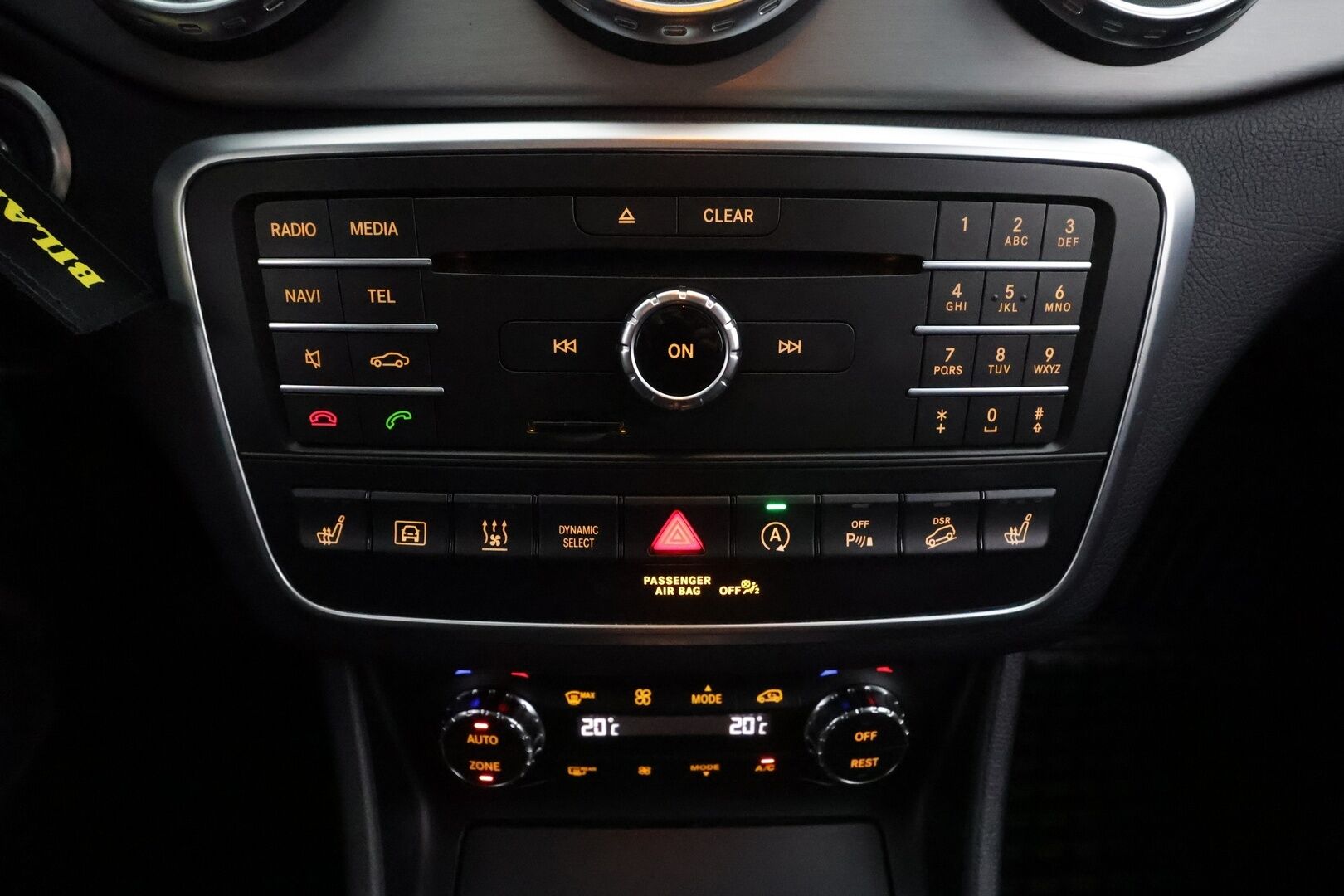 Mercedes-Benz GLA 2017 200 d 4Matic A AMG Line * Vakkari / Webasto / Bi-Xenon / P.tutkat / Sporttipenkit / Navi * - Kahdet renkaat aluvanteilla - HULLUT AVAJAISHULINAT KORKOTARJOUS 3,29 %