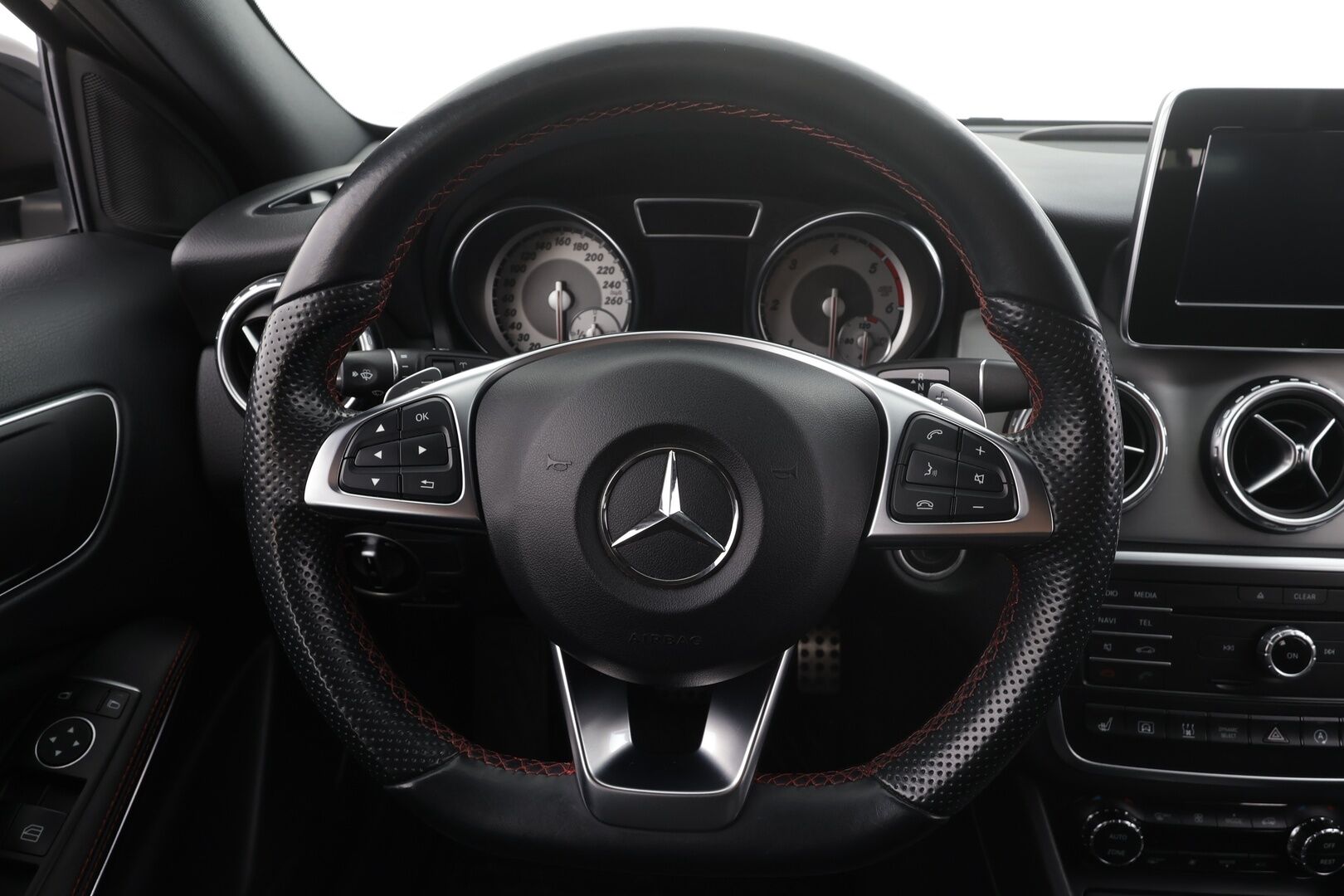 Mercedes-Benz GLA 2017 200 d 4Matic A AMG Line * Vakkari / Webasto / Bi-Xenon / P.tutkat / Sporttipenkit / Navi * - Kahdet renkaat aluvanteilla - HULLUT AVAJAISHULINAT KORKOTARJOUS 3,29 %