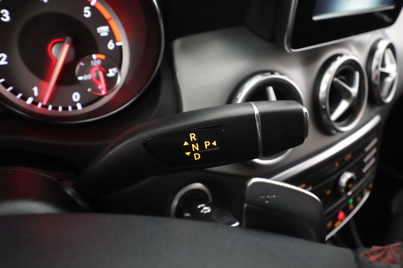 Mercedes-Benz GLA 2017 200 d 4Matic A AMG Line * Vakkari / Webasto / Bi-Xenon / P.tutkat / Sporttipenkit / Navi * - Kahdet renkaat aluvanteilla - HULLUT AVAJAISHULINAT KORKOTARJOUS 3,29 %