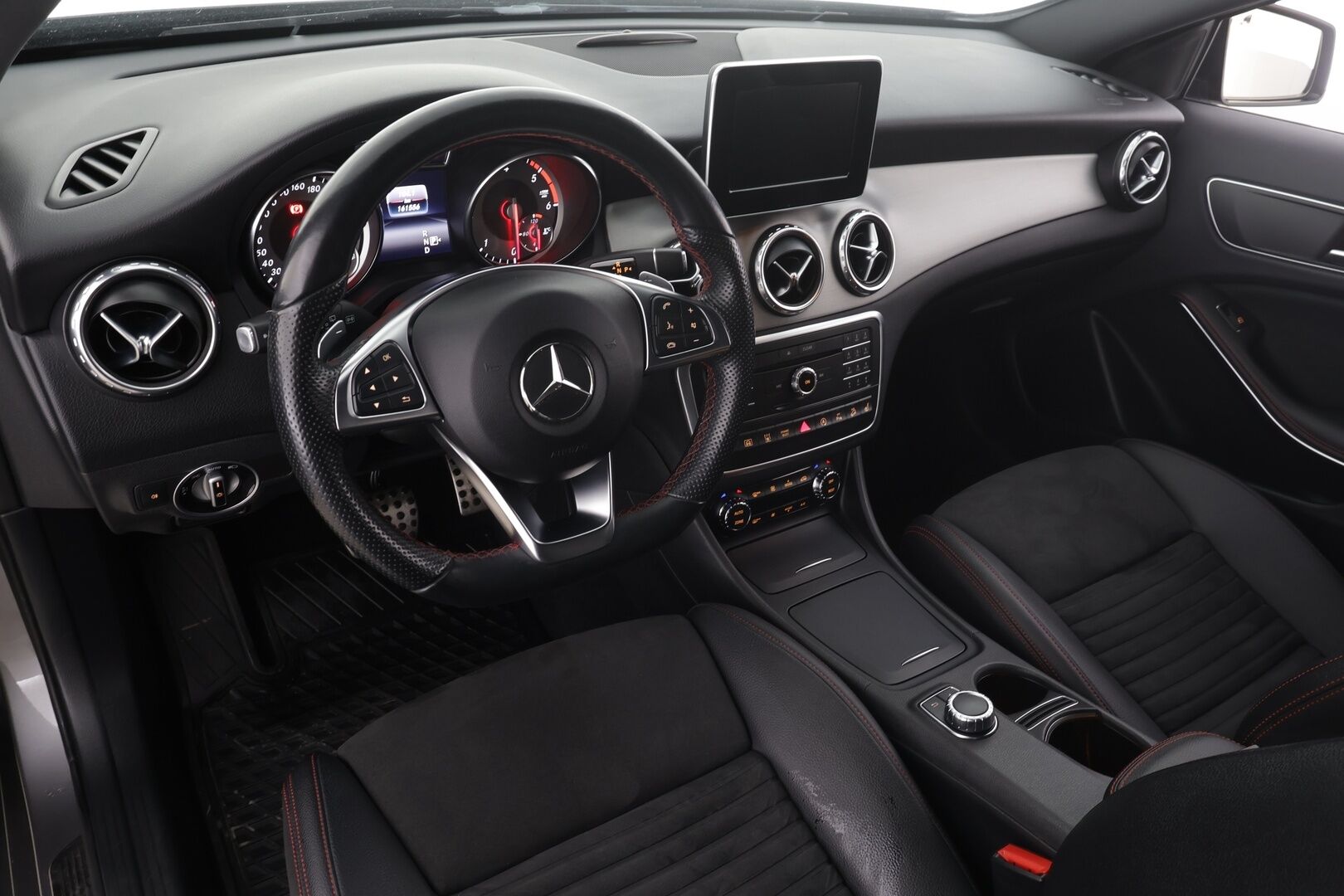 Mercedes-Benz GLA 2017 200 d 4Matic A AMG Line * Vakkari / Webasto / Bi-Xenon / P.tutkat / Sporttipenkit / Navi * - Kahdet renkaat aluvanteilla - HULLUT AVAJAISHULINAT KORKOTARJOUS 3,29 %