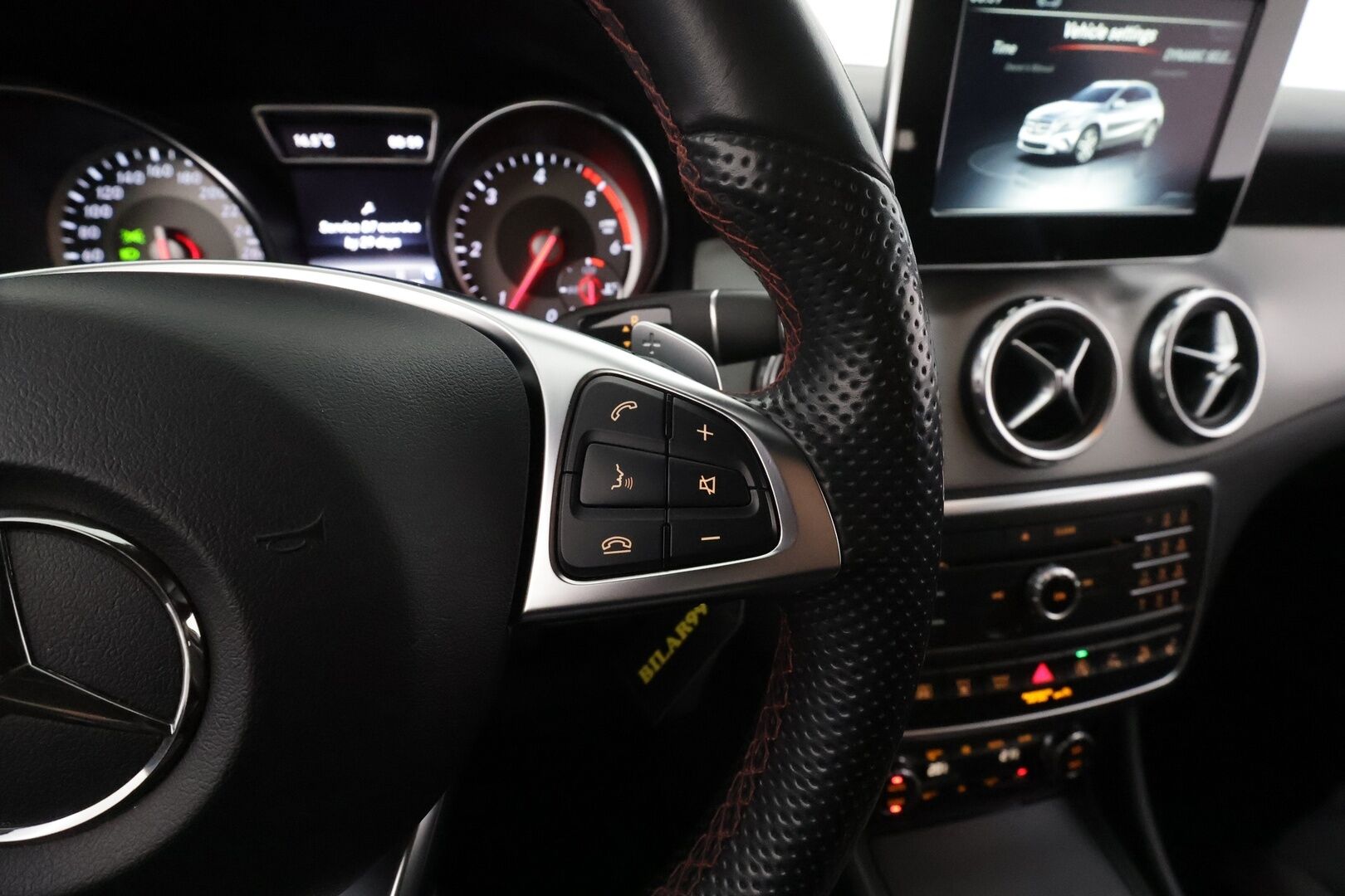 Mercedes-Benz GLA 2017 200 d 4Matic A AMG Line * Vakkari / Webasto / Bi-Xenon / P.tutkat / Sporttipenkit / Navi * - Kahdet renkaat aluvanteilla