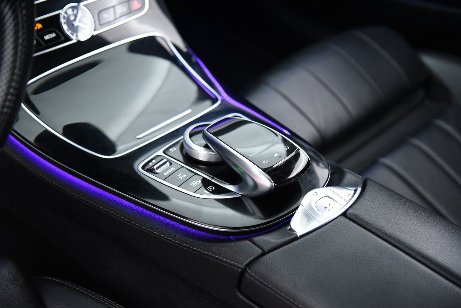 Mercedes-Benz E 2018 200 A Cabriolet Business AMG / Lämpökatto / Niskanlämmittimet / Nahat / Vakkari / BLIS / Ambientet / - Upea kokonaisuus! / 2x vanteet&renkaat / Hyvä huoltohistoria / Navi / Harvinaisuus!