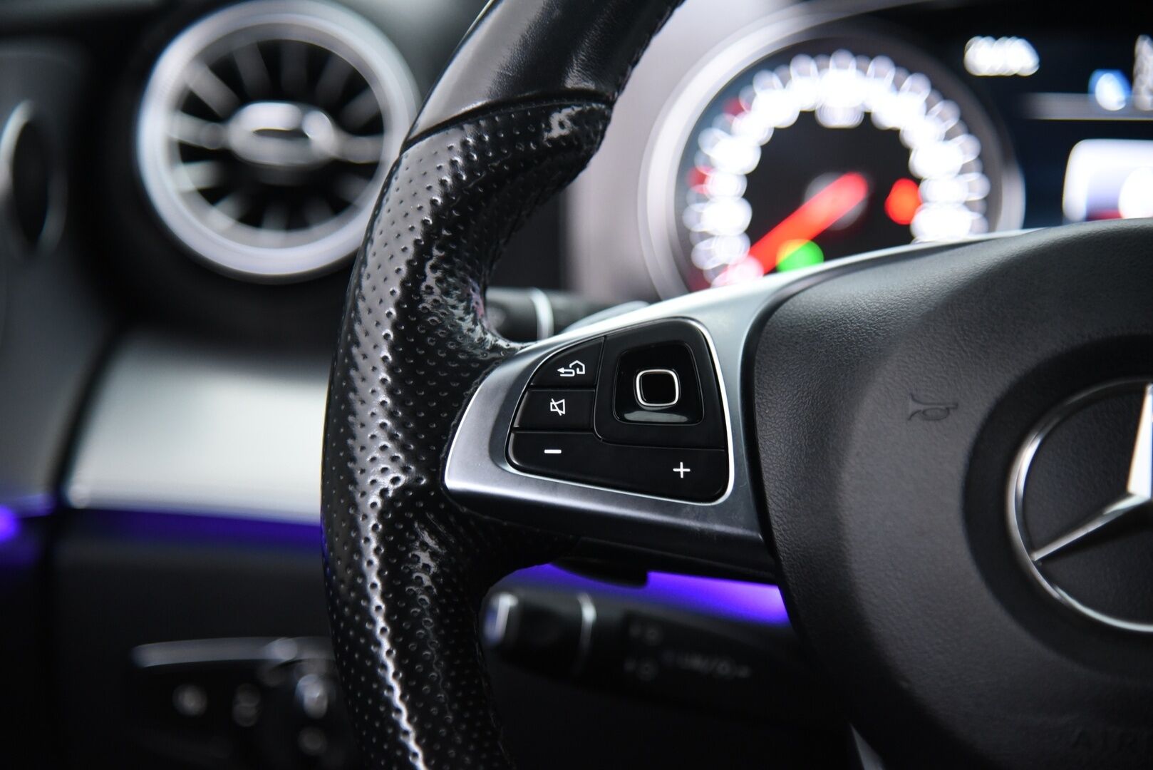 Mercedes-Benz E 2018 200 A Cabriolet Business AMG / Lämpökatto / Niskanlämmittimet / Nahat / Vakkari / BLIS / Ambientet / - Upea kokonaisuus! / 2x vanteet&renkaat / Hyvä huoltohistoria / Navi / Harvinaisuus!