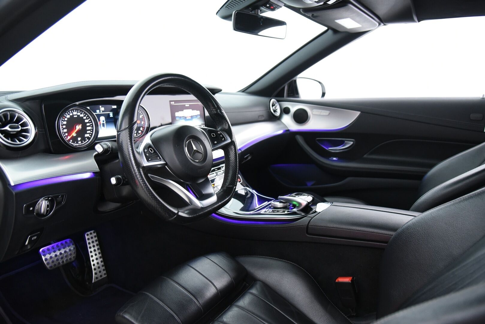 Mercedes-Benz E 2018 200 A Cabriolet Business AMG / Lämpökatto / Niskanlämmittimet / Nahat / Vakkari / BLIS / Ambientet / - Upea kokonaisuus! / 2x vanteet&renkaat / Hyvä huoltohistoria / Navi / Harvinaisuus!