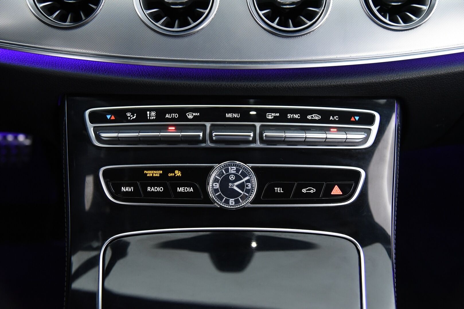 Mercedes-Benz E 2018 200 A Cabriolet Business AMG / Lämpökatto / Niskanlämmittimet / Nahat / Vakkari / BLIS / Ambientet / - Upea kokonaisuus! / 2x vanteet&renkaat / Hyvä huoltohistoria / Navi / Harvinaisuus!