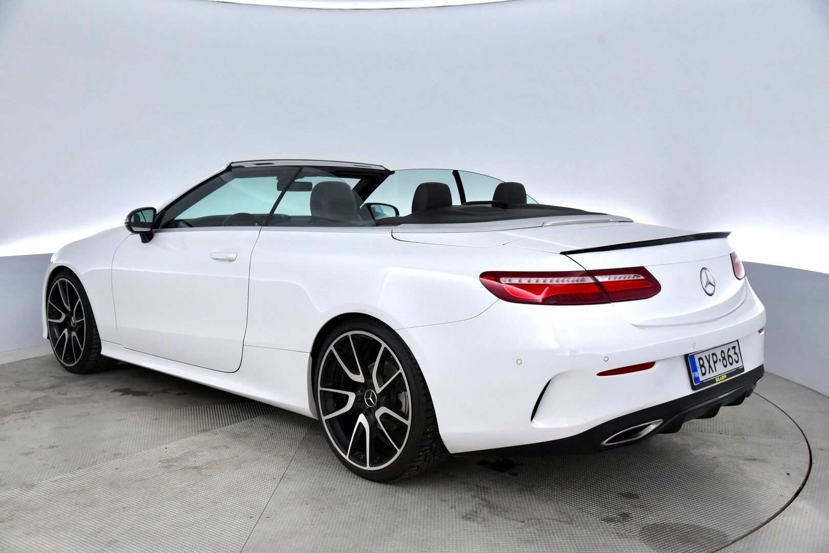 Mercedes-Benz E 2018 200 A Cabriolet Business AMG / Lämpökatto / Niskanlämmittimet / Nahat / Vakkari / BLIS / Ambientet / - Upea kokonaisuus! / 2x vanteet&renkaat / Hyvä huoltohistoria / Navi / Harvinaisuus!