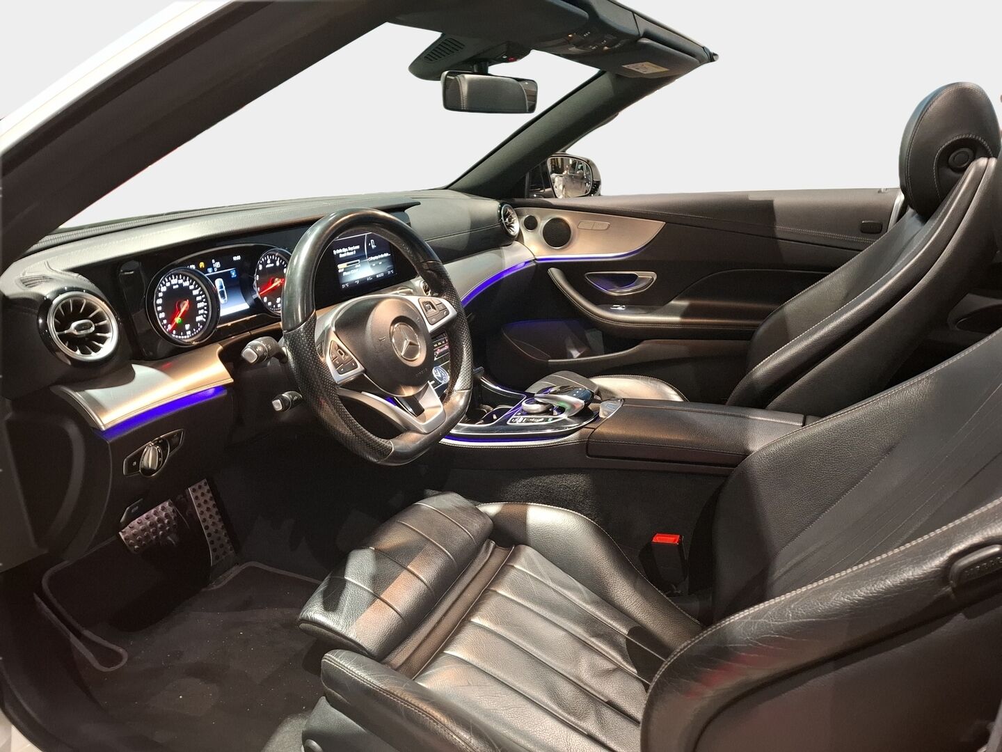 Mercedes-Benz E 2018 200 A Cabriolet Business AMG / Lämpökatto / Niskanlämmittimet / Nahat / Vakkari / BLIS / Ambientet / - Upea kokonaisuus! / 2x vanteet&renkaat / Hyvä huoltohistoria / Navi / Harvinaisuus! - HULLU BLACKWEEK KORKOTARJOUS 2,49%