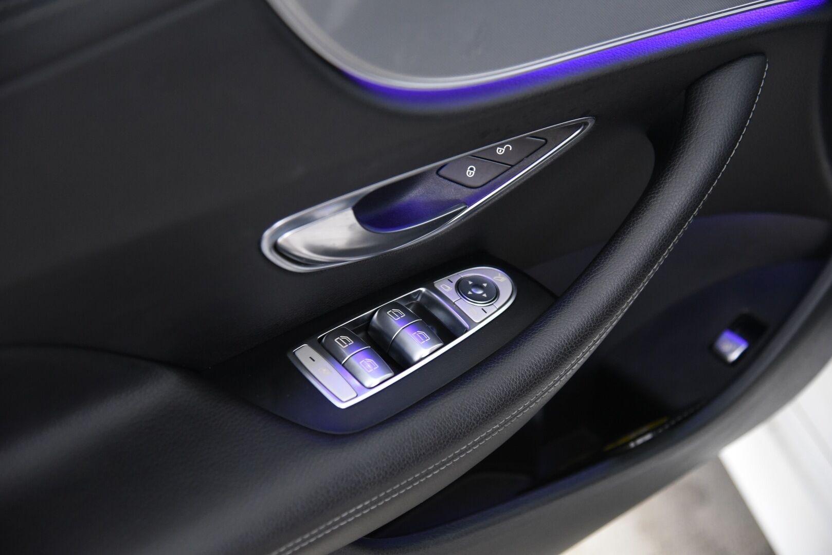 Mercedes-Benz E 2018 200 A Cabriolet Business AMG / Lämpökatto / Niskanlämmittimet / Nahat / Vakkari / BLIS / Ambientet / - Upea kokonaisuus! / 2x vanteet&renkaat / Hyvä huoltohistoria / Navi / Harvinaisuus!