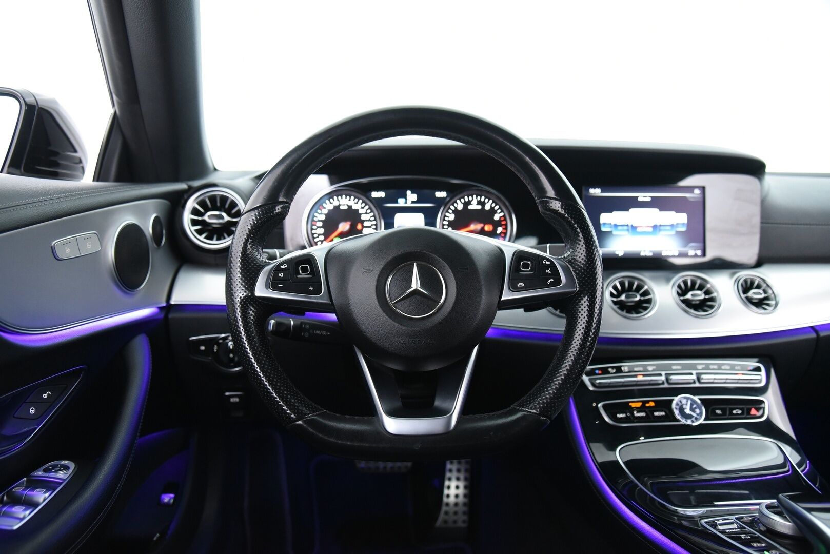 Mercedes-Benz E 2018 200 A Cabriolet Business AMG / Lämpökatto / Niskanlämmittimet / Nahat / Vakkari / BLIS / Ambientet / - Upea kokonaisuus! / 2x vanteet&renkaat / Hyvä huoltohistoria / Navi / Harvinaisuus!