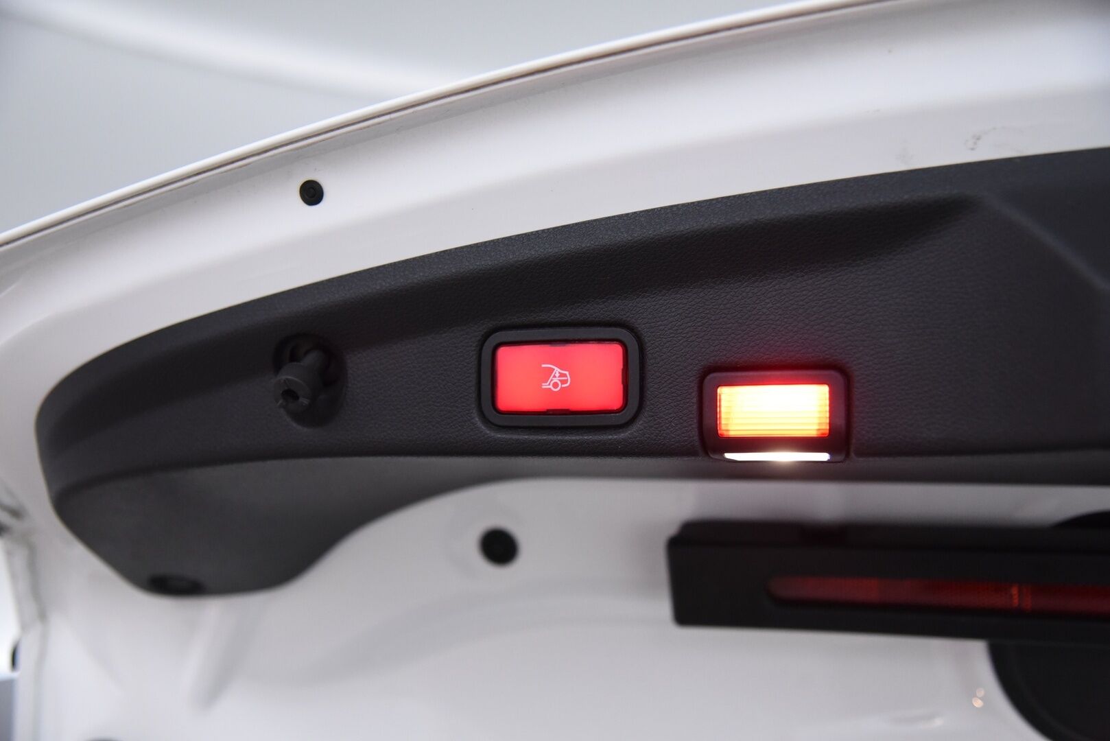 Mercedes-Benz E 2018 200 A Cabriolet Business AMG / Lämpökatto / Niskanlämmittimet / Nahat / Vakkari / BLIS / Ambientet / - Upea kokonaisuus! / 2x vanteet&renkaat / Hyvä huoltohistoria / Navi / Harvinaisuus!