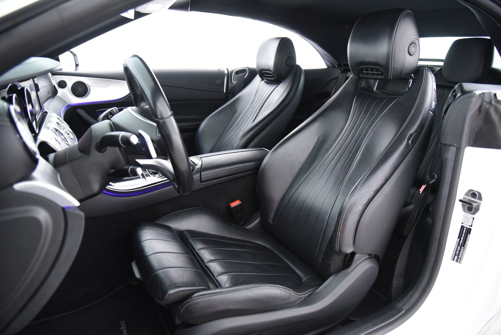 Mercedes-Benz E 2018 200 A Cabriolet Business AMG / Lämpökatto / Niskanlämmittimet / Nahat / Vakkari / BLIS / Ambientet / - Upea kokonaisuus! / 2x vanteet&renkaat / Hyvä huoltohistoria / Navi / Harvinaisuus!