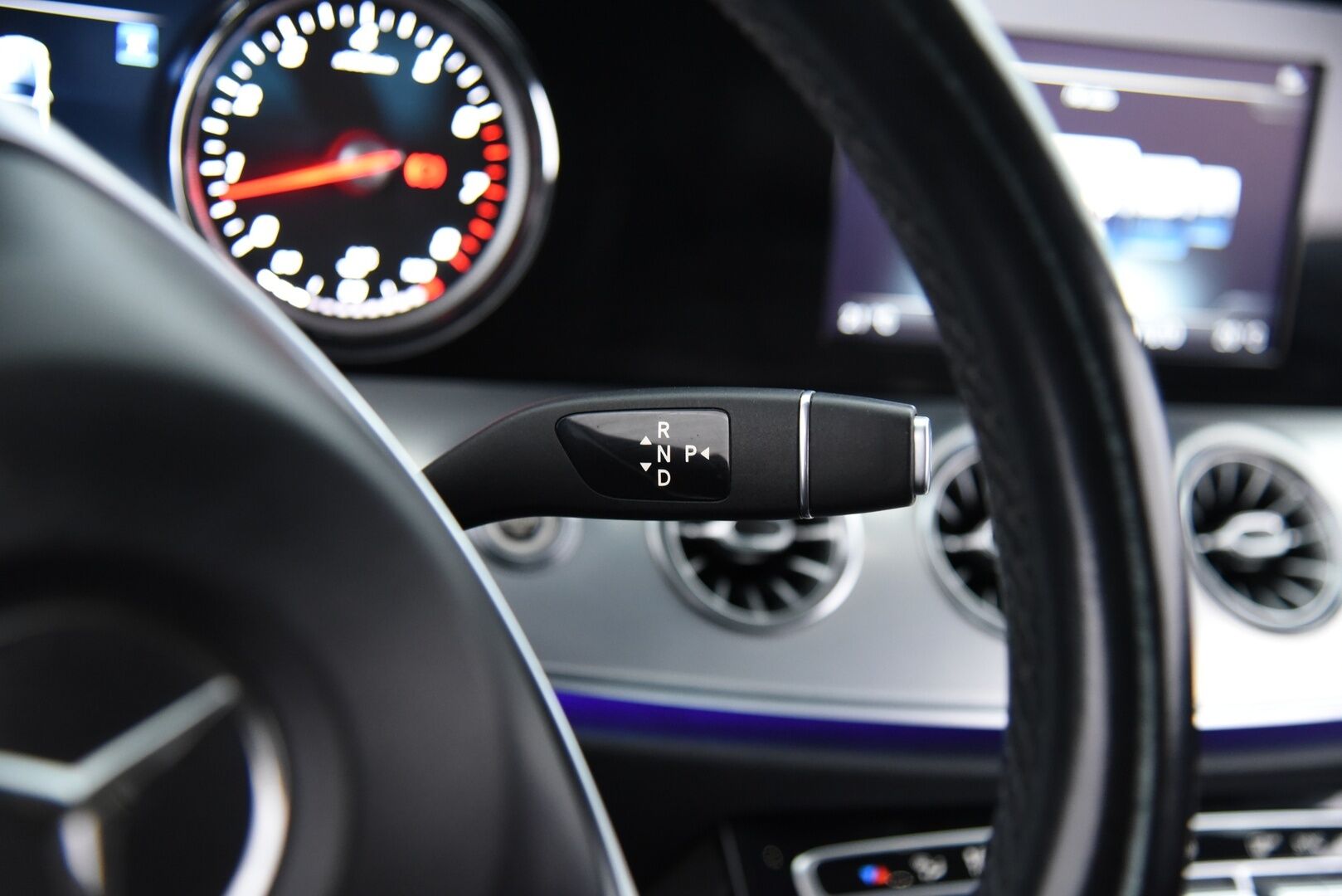 Mercedes-Benz E 2018 200 A Cabriolet Business AMG / Lämpökatto / Niskanlämmittimet / Nahat / Vakkari / BLIS / Ambientet / - Upea kokonaisuus! / 2x vanteet&renkaat / Hyvä huoltohistoria / Navi / Harvinaisuus!