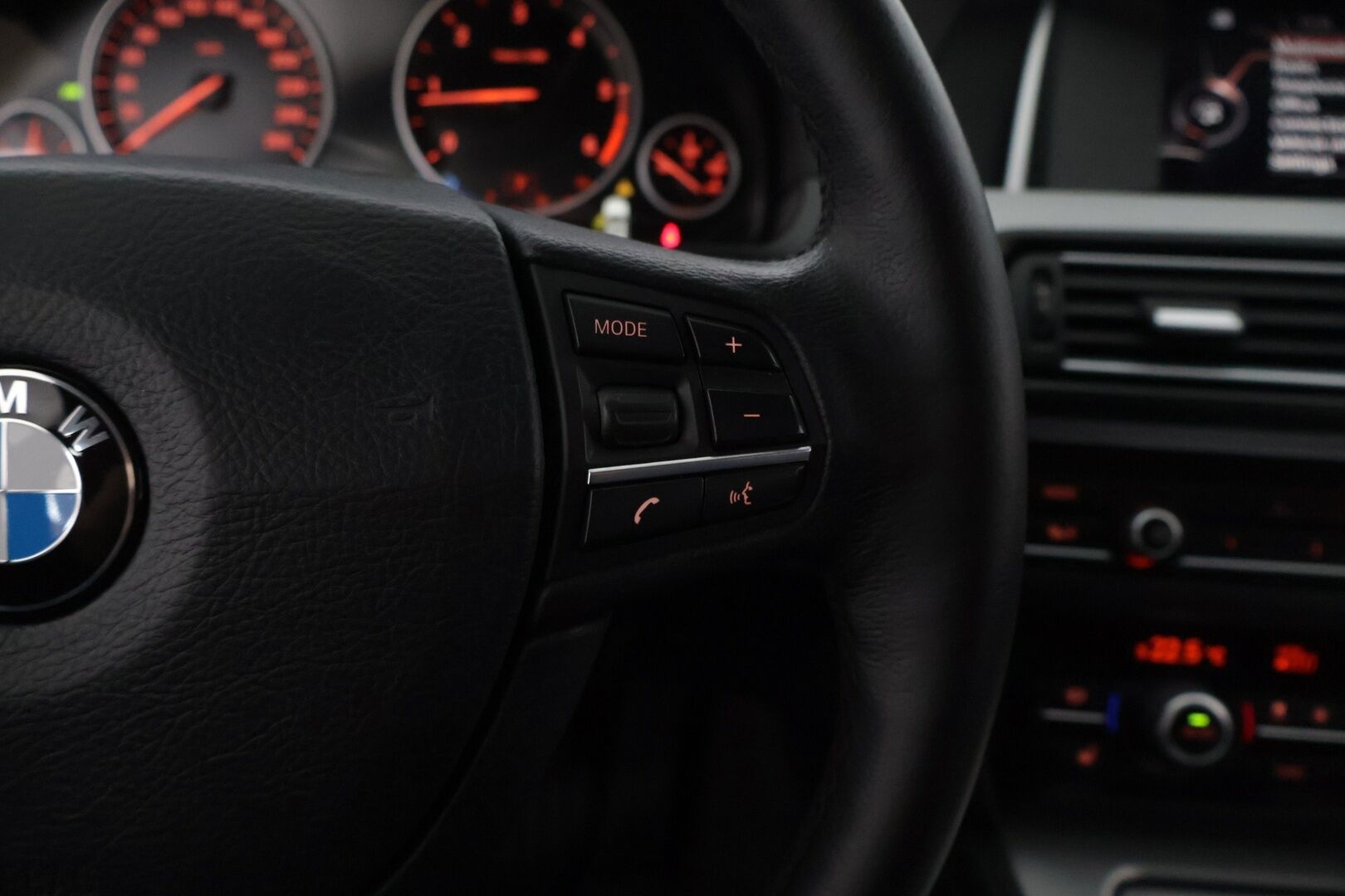 BMW 520 2015 F11 Touring 520d A xDrive Business * LCI / Vetokoukku / P-Tutkat / Vakkari * - *Lämmitettävä Ohjauspyörä / Sähkökontti / Bi-Xenon / Bluetooth/ Juuri katsastettu! * - HULLUT AVAJAISHULINAT KORKOTARJOUS 3,29 %