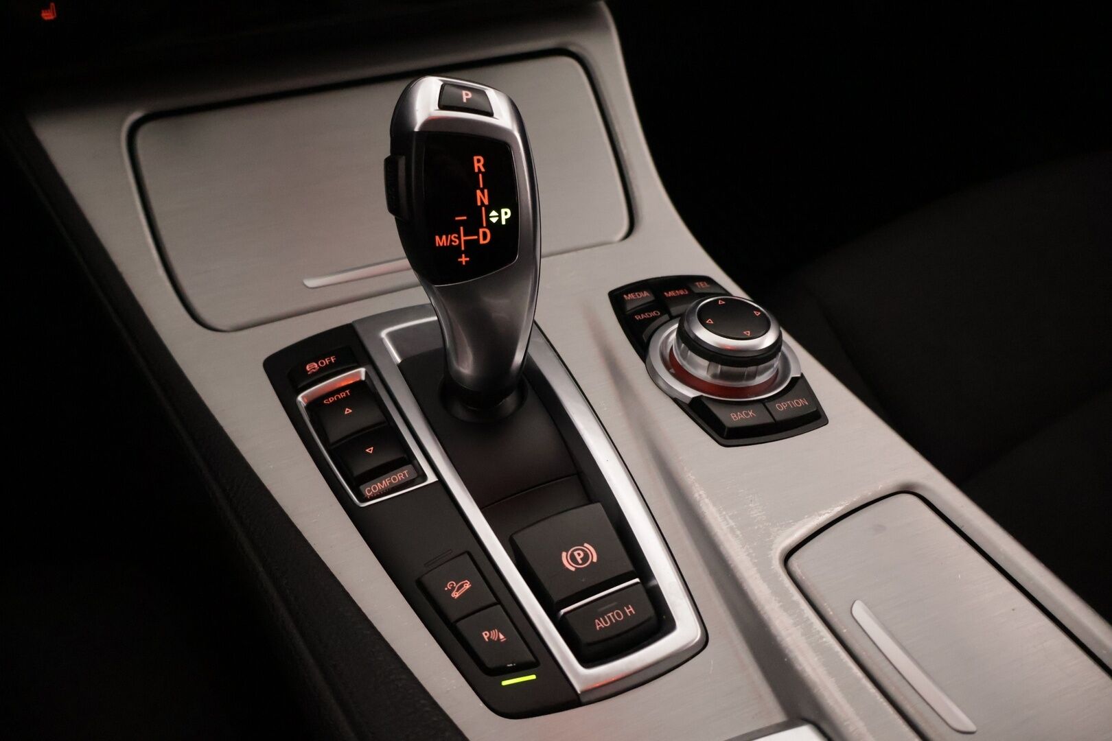 BMW 520 2015 F11 Touring 520d A xDrive Business * LCI / Vetokoukku / P-Tutkat / Vakkari * - * Lämmitettävä Ohjauspyörä / Sähkökontti / Bi-Xenon / Bluetooth *