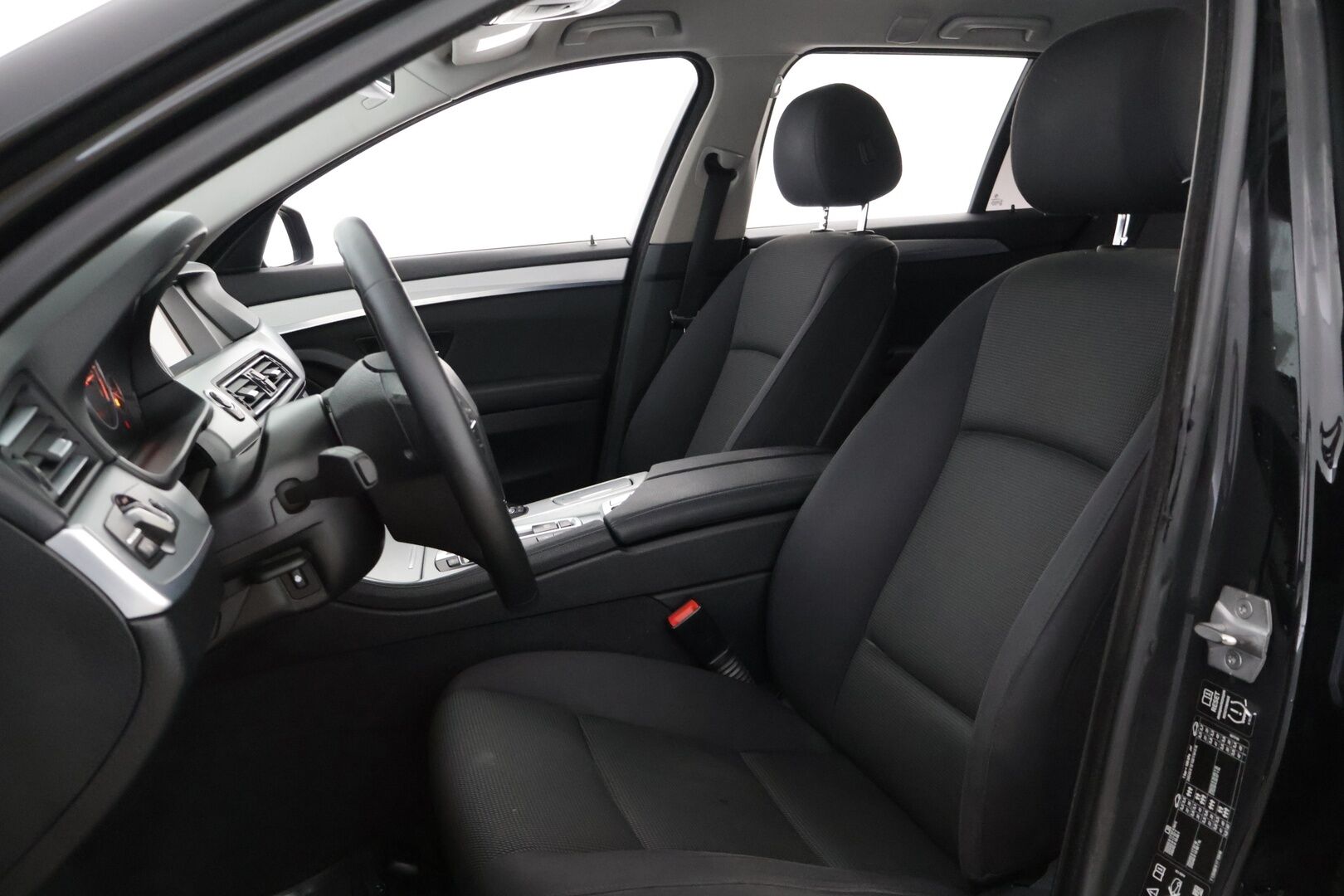 BMW 520 2015 F11 Touring 520d A xDrive Business * LCI / Vetokoukku / P-Tutkat / Vakkari * - *Lämmitettävä Ohjauspyörä / Sähkökontti / Bi-Xenon / Bluetooth/ Juuri katsastettu! * - HULLUT AVAJAISHULINAT KORKOTARJOUS 3,29 %