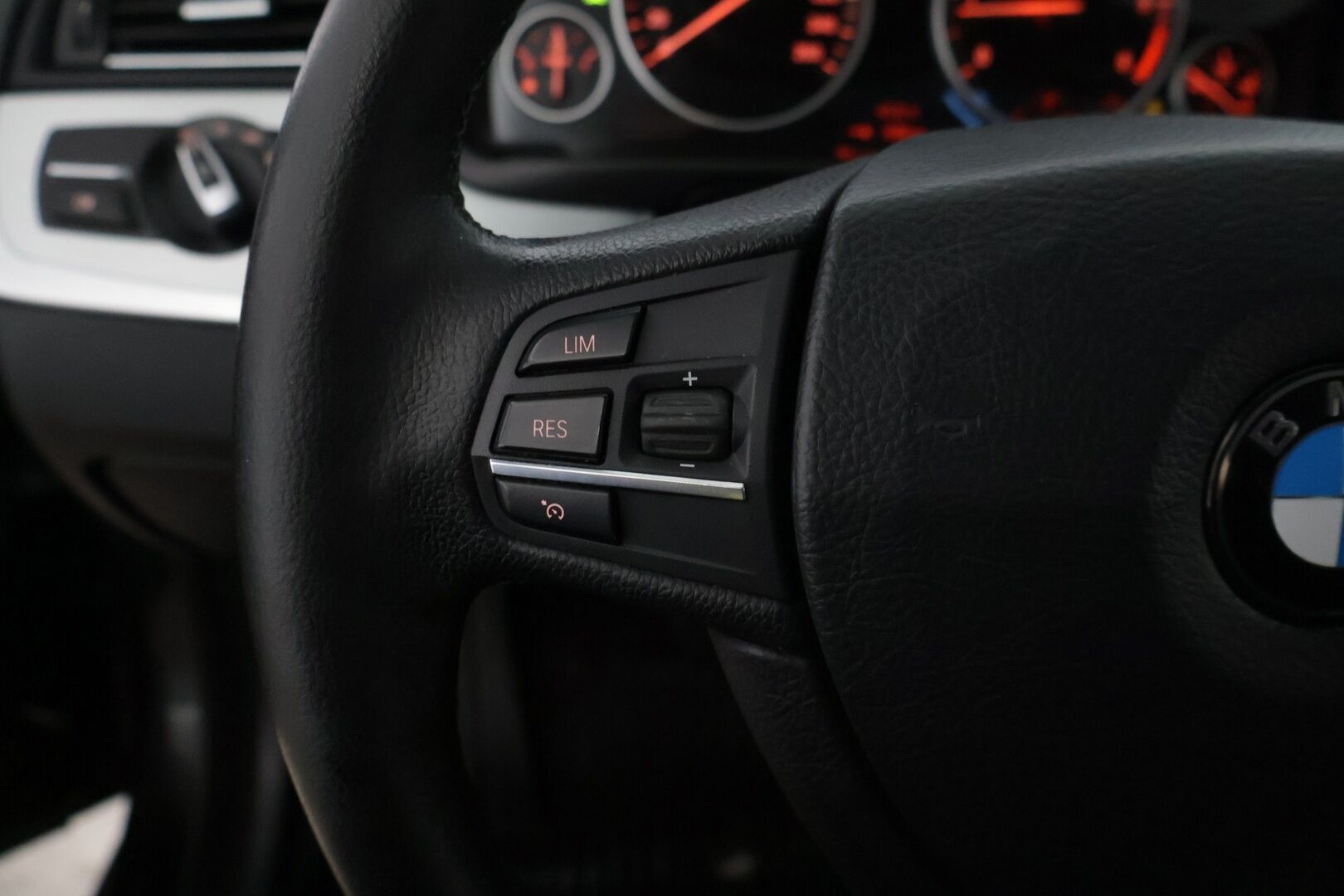 BMW 520 2015 F11 Touring 520d A xDrive Business * LCI / Vetokoukku / P-Tutkat / Vakkari * - * Lämmitettävä Ohjauspyörä / Sähkökontti / Bi-Xenon / Bluetooth *