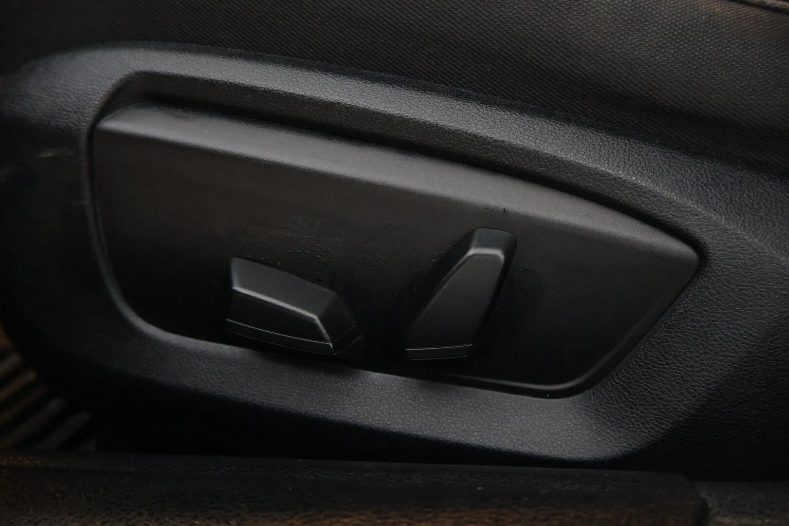 BMW 520 2015 F11 Touring 520d A xDrive Business * LCI / Vetokoukku / P-Tutkat / Vakkari * - * Lämmitettävä Ohjauspyörä / Sähkökontti / Bi-Xenon / Bluetooth *