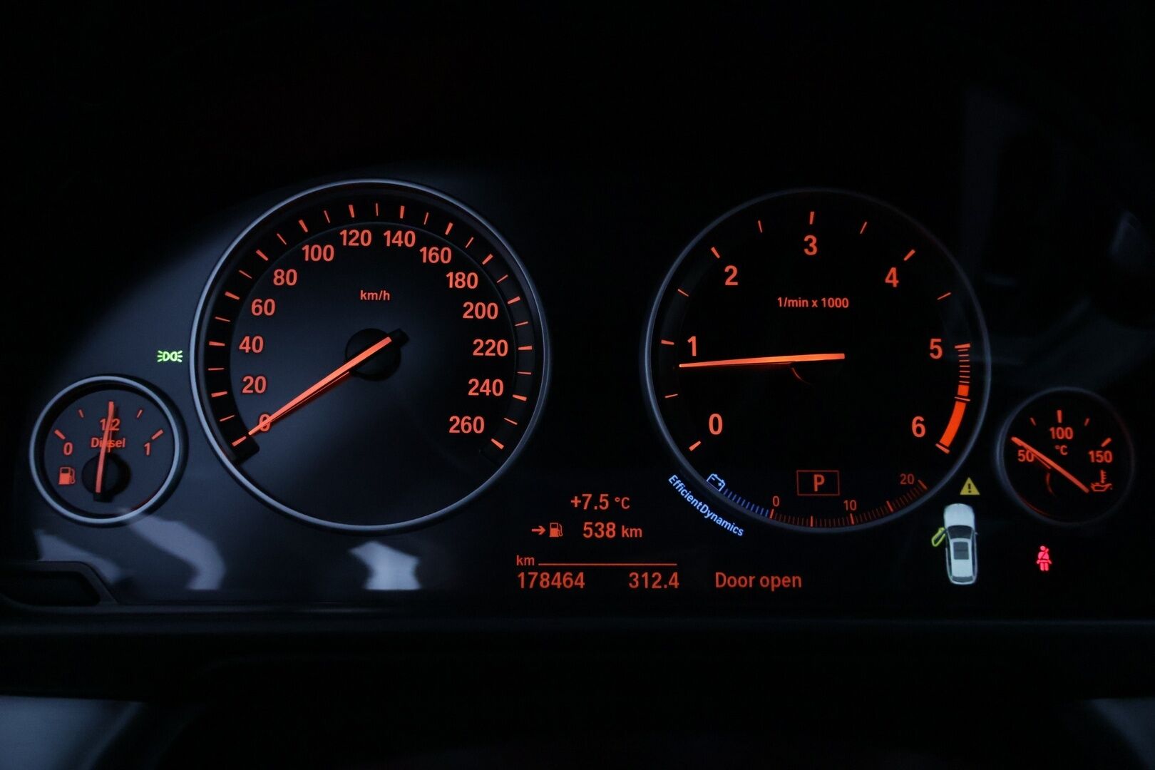 BMW 520 2015 F11 Touring 520d A xDrive Business * LCI / Vetokoukku / P-Tutkat / Vakkari * - * Lämmitettävä Ohjauspyörä / Sähkökontti / Bi-Xenon / Bluetooth *