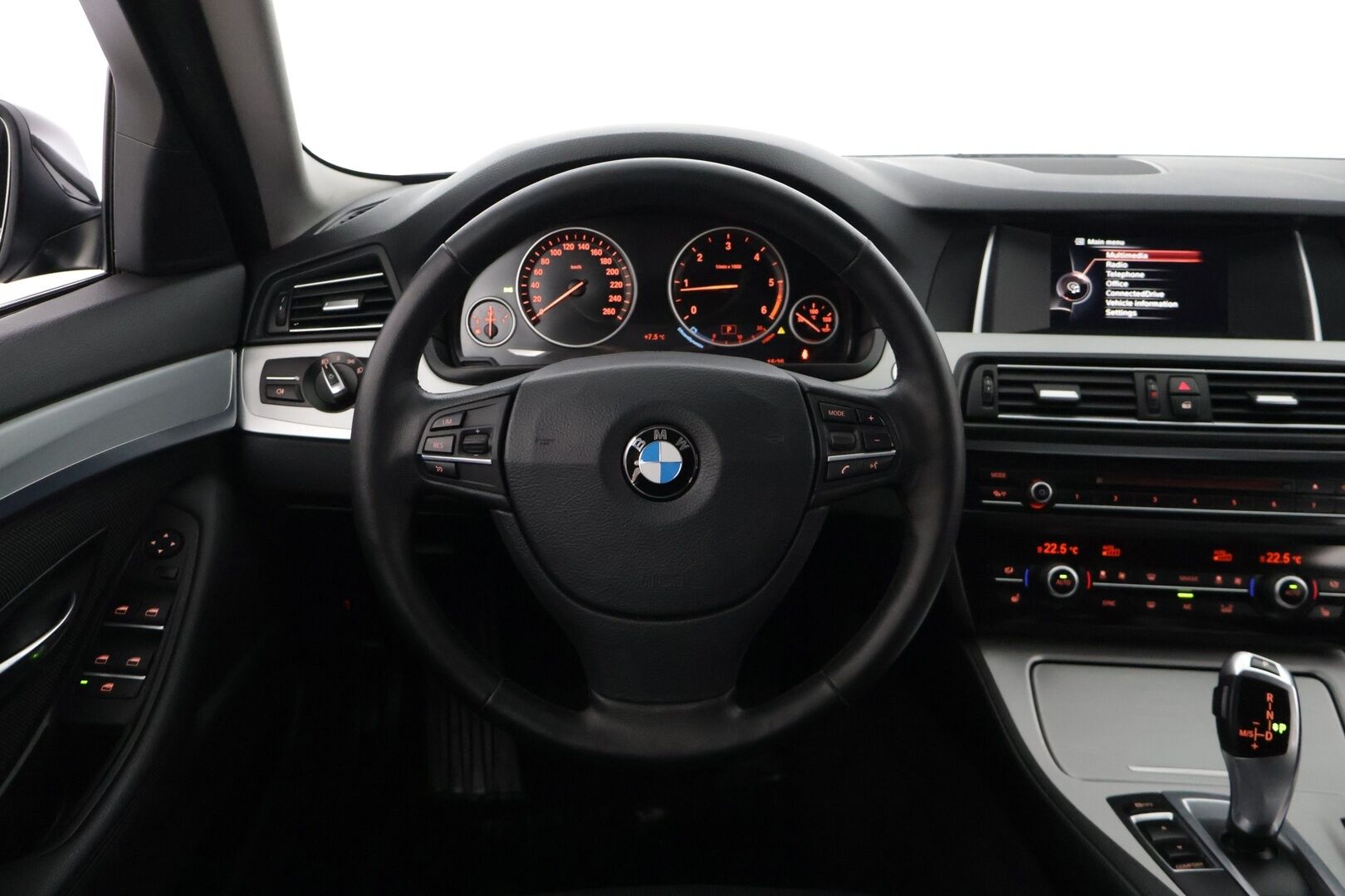 BMW 520 2015 F11 Touring 520d A xDrive Business * LCI / Vetokoukku / P-Tutkat / Vakkari * - * Lämmitettävä Ohjauspyörä / Sähkökontti / Bi-Xenon / Bluetooth *